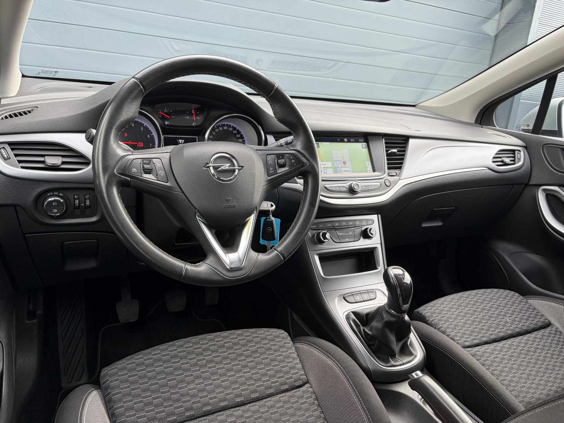 Opel Astra Sports Tourer 1.2 Business Executive ✓1e Eigenaar✓146pk✓Camera✓Trekhaak✓Carplay✓Airco✓Cruise✓Pdc V+A✓Lm velgen✓Comfortstoelen✓6 Bak✓N.A.P✓Nieuwe Apk bij Aflevering
