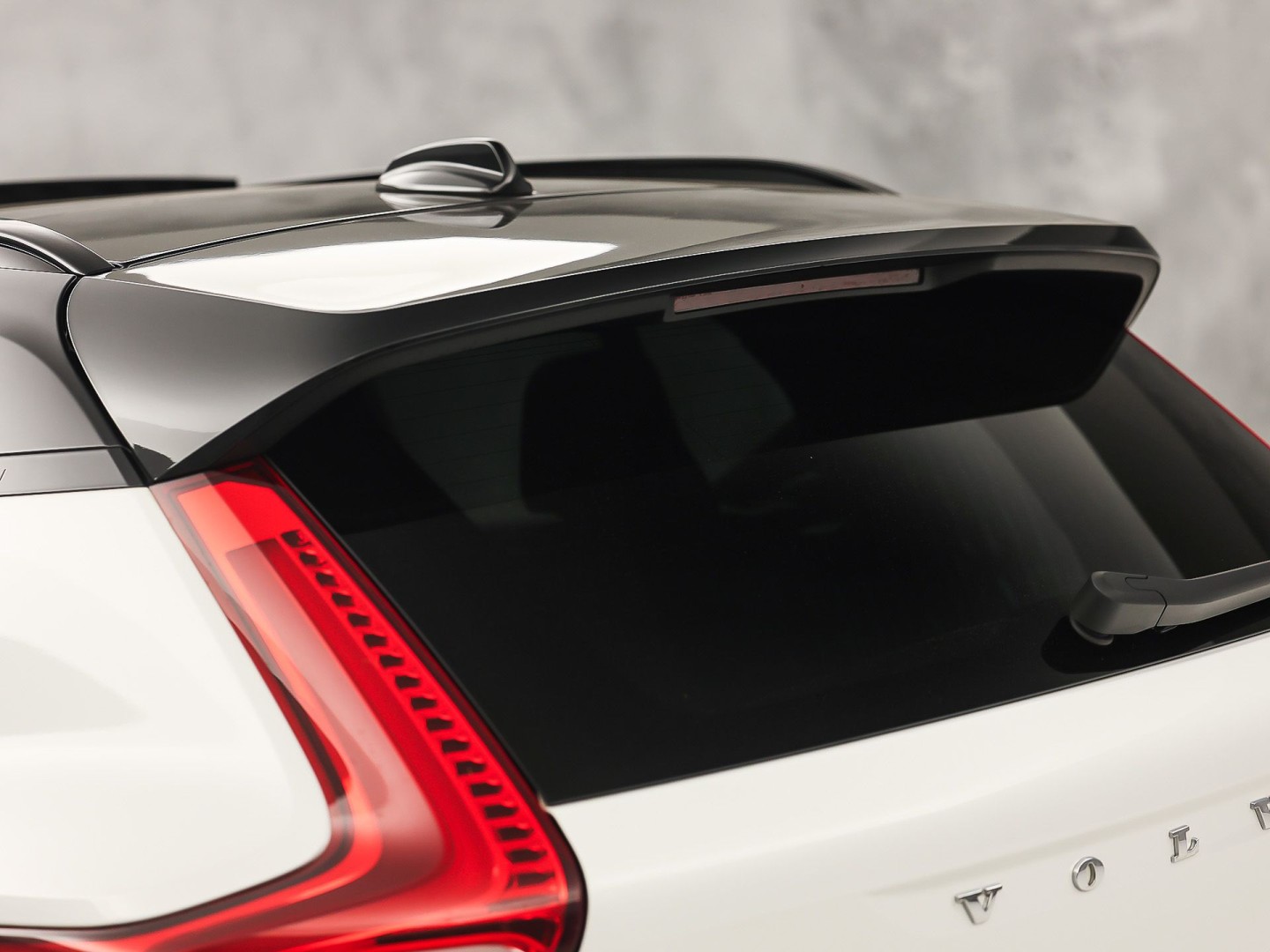 Volvo XC40 1.5 T5 Twin Engine R-Design 252Pk Automaat (PANORAMADAK, GROOT NAVI, CAMERA, HARMAN/KARDON, SPORTSTOELEN, LEDER/ALCANTARA, ELEK ACHTERKLEP, NIEUWE APK,  NIEUWSTAAT)