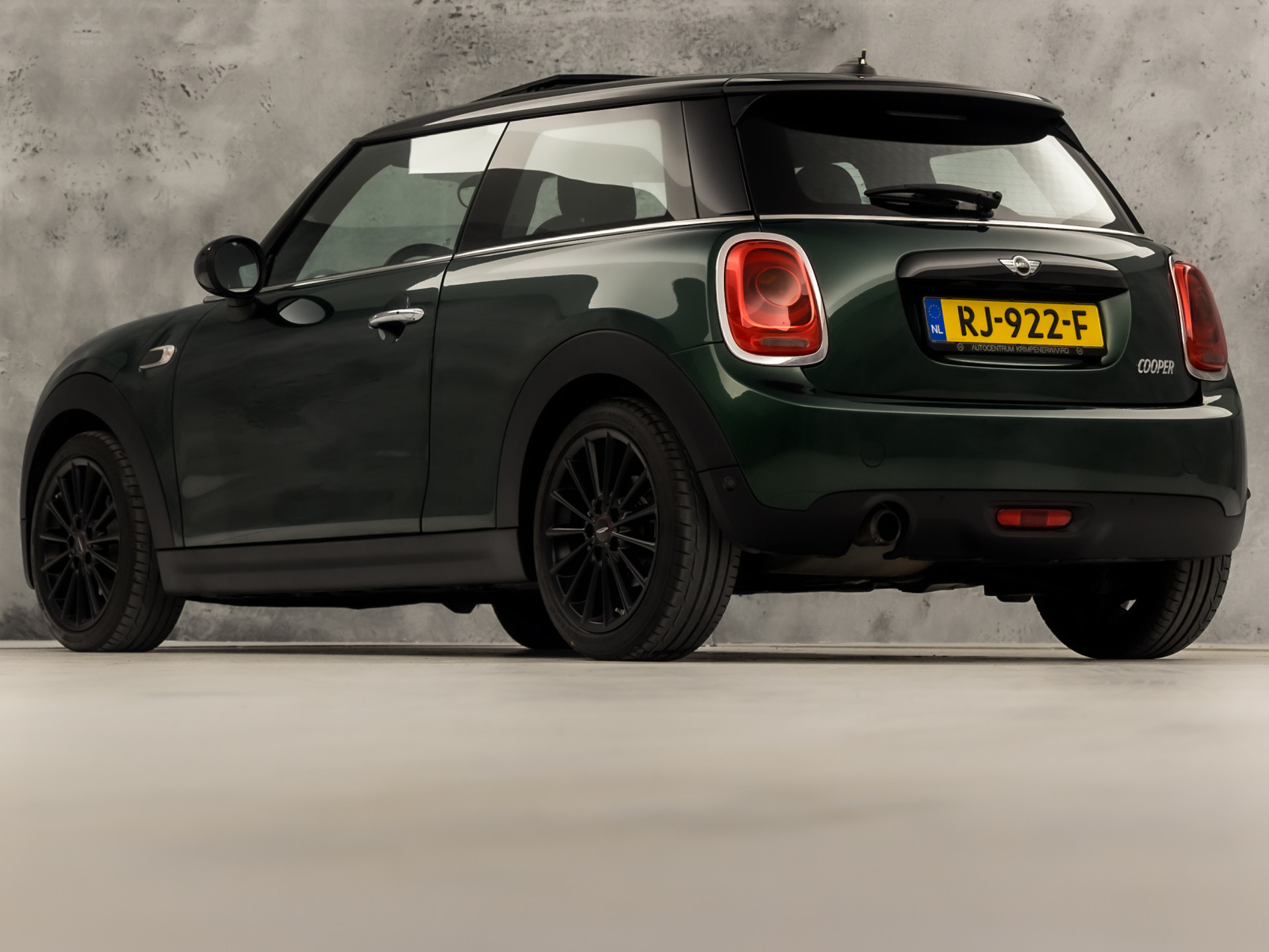 MINI Mini 1.5 Cooper Sport Automaat (PANORAMADAK, JCW PACK, NAVIGATIE, CLIMATE, ZWART HEMEL, SPORTSTOELEN, PARKEERSENSOREN, CRUISE, NIEUWE APK, NIEUWSTAAT)