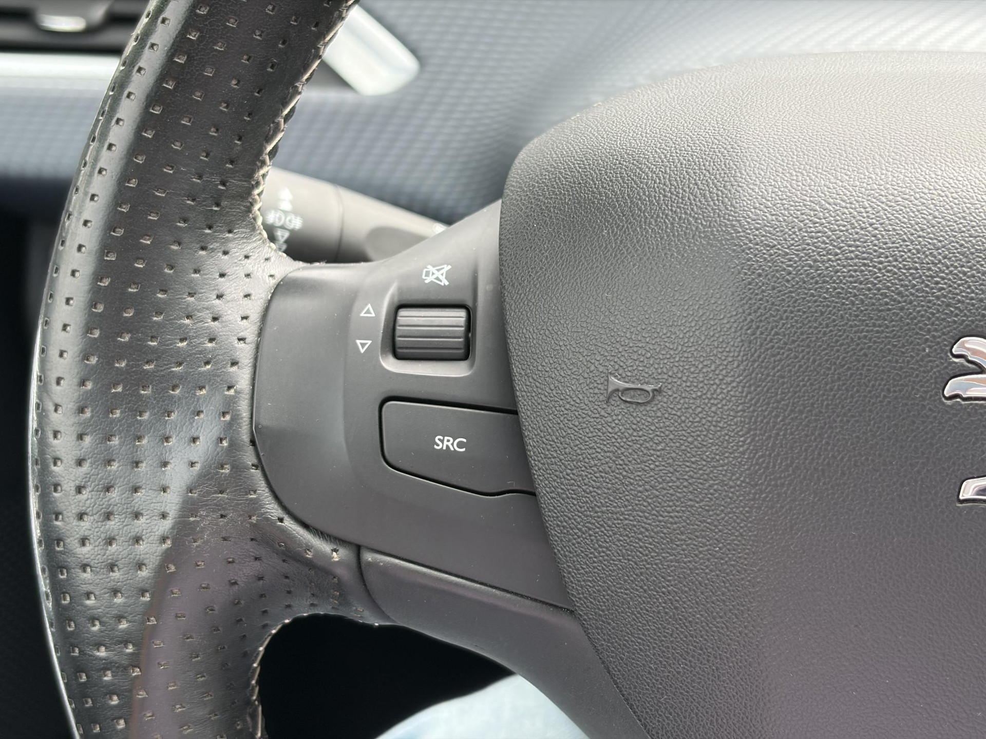 Peugeot 208 1.2 PureTech Allure D-riem vv in 2022,2e Eigenaar,110pk,Dealer Onderhouden,Pano,Carplay,Camera,Clima,Cruise,5 Deurs,Halfleder,Pdc,N.A.P,Lm velgen,Apk tot 05-2027