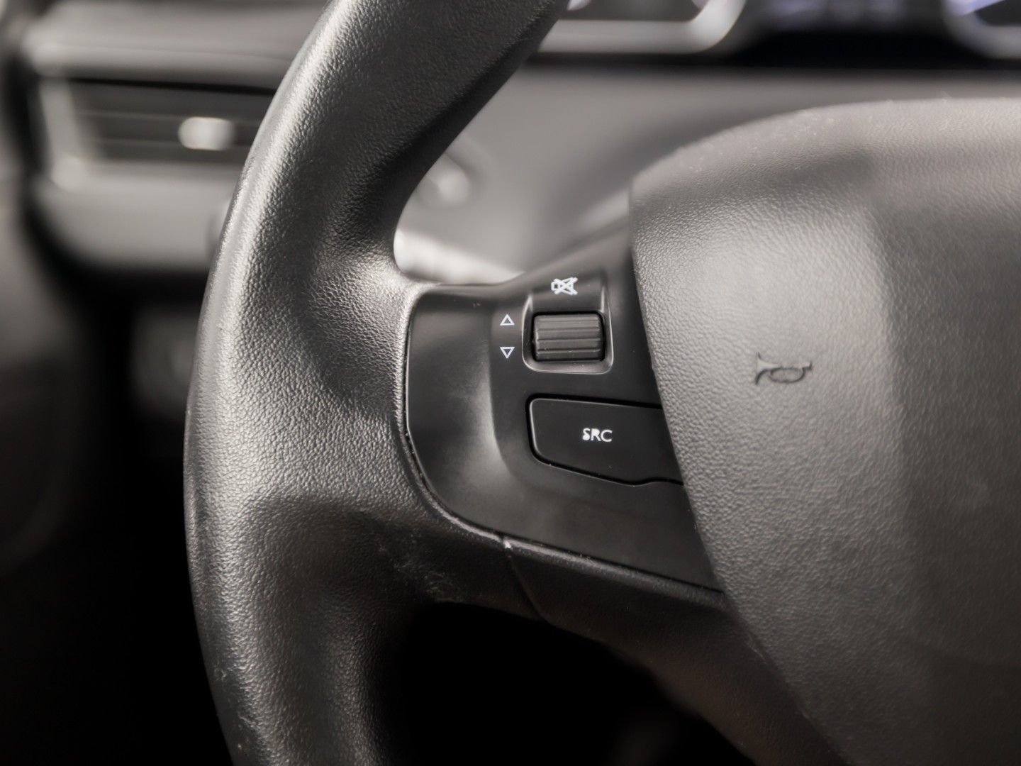 Peugeot 208 1.2 VTi Deluxe Sport (NAVIGATIE, CLIMATE, CRUISE, SPORTSTOELEN, PARKEERSENSOREN, NIEUWSTAAT)