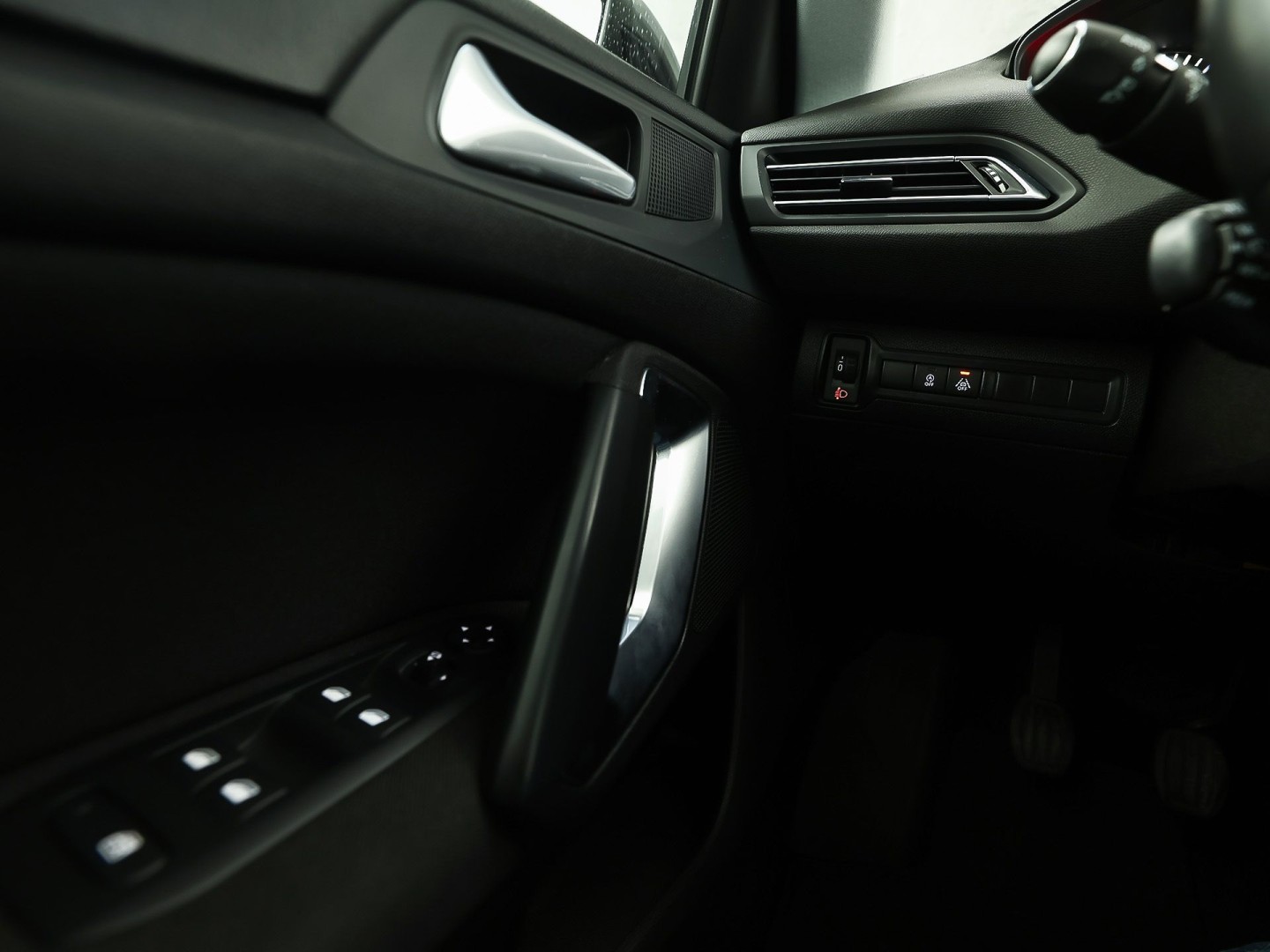 Peugeot 308 SW 1.2 PureTech Sport (PANORAMADAK, APPLE CARPLAY, GROOT NAVI, TREKHAAK, GETINT GLAS, SPORTSTOELEN, PARKEERSENSOREN, CRUISE, NIEUWSTAAT)