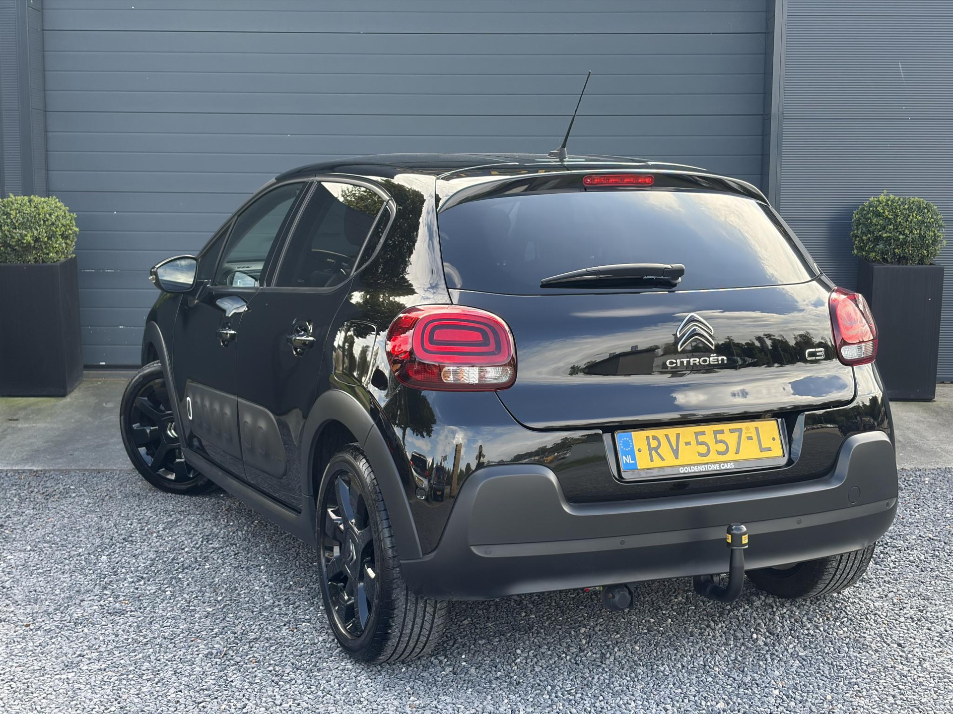 Citroen C3 1.2 PureTech Shine ✓Dealer Onderhouden✓2e Eigenaar✓Carplay✓Camera✓Navi✓Clima✓Cruise✓Pdc V+A✓Keyless✓Halfleder✓Trekhaak✓Rijstrooksensor✓Dodehoeksensor✓17'' Lm velgen✓N.A.P✓Nieuwe Apk bij Aflevering