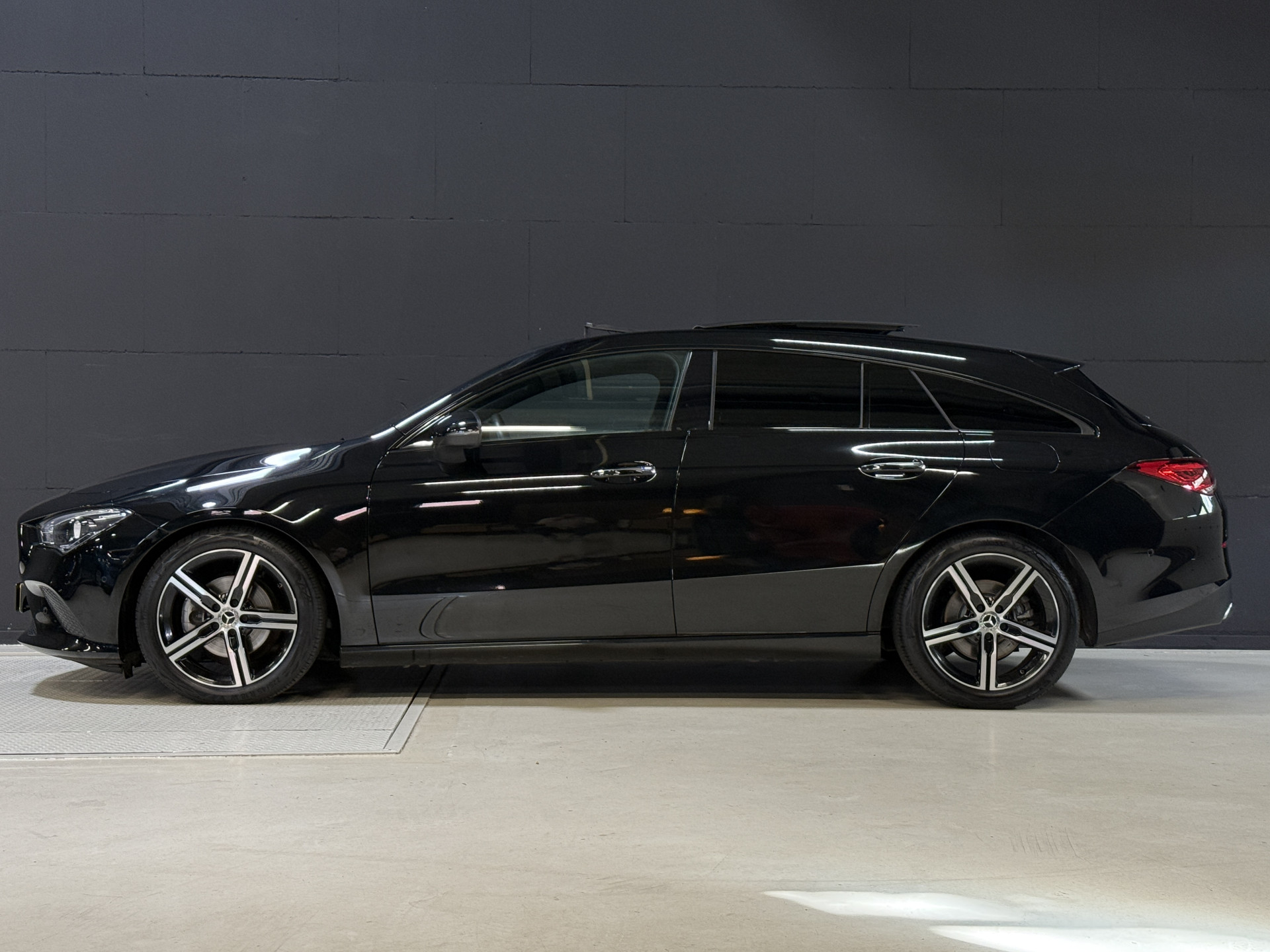 Mercedes-Benz CLA-klasse Shooting Brake 180 Luxury Line | Panoramadak | Leder | Camera | Sfeerverlichting