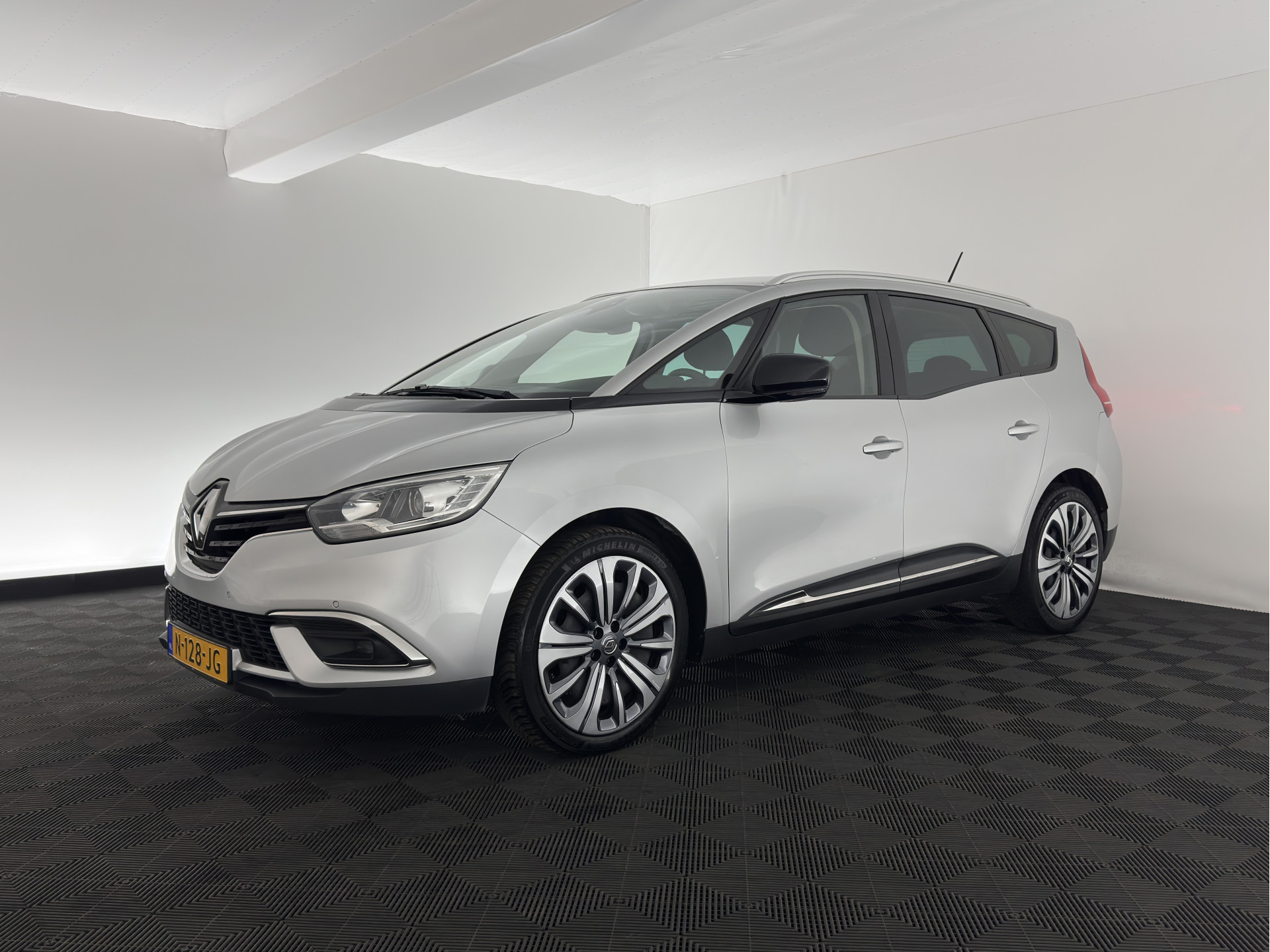 Renault Grand Scénic 1.3 TCe Business Zen [ 7-Pers. ] (INCL-BTW) *NAVI-FULLMAP | COMFORT-SEATS | DIGI-COCKPIT | ECC | PDC | CRUISE | PRIVACY-GLASS | DAB | CARPLAY*