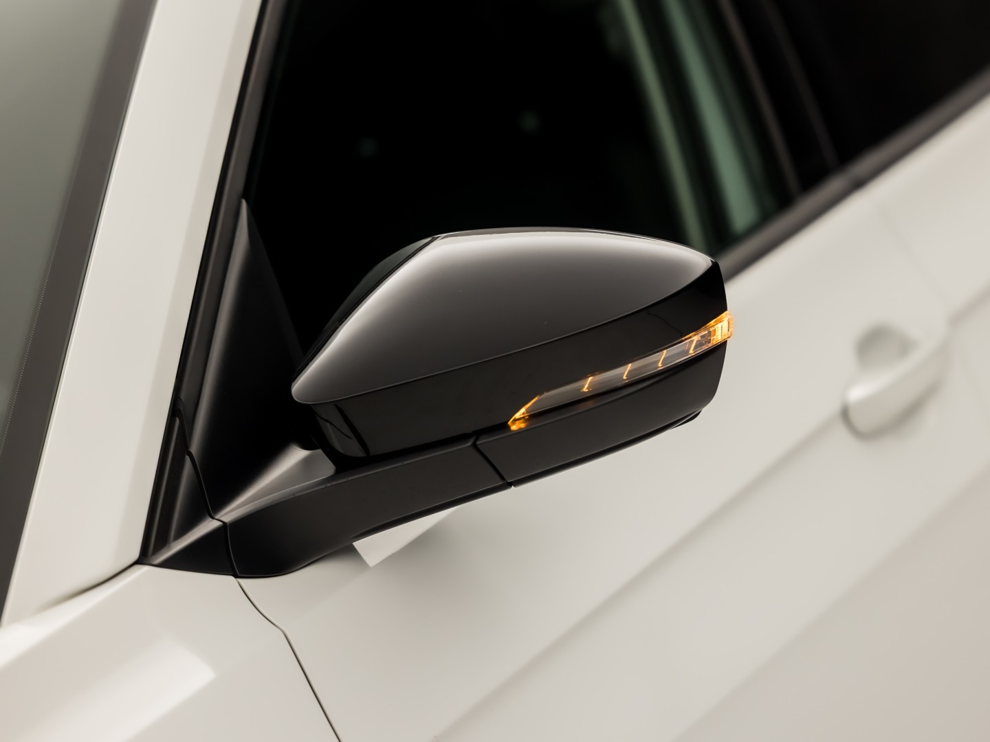 Volkswagen T-Cross 1.0 TSI Sport (APPLE CARPLAY, CAMERA, GETINT GLAS, CRUISE, LM VELGEN, SPORTSTOELEN, NIEUWSTAAT)