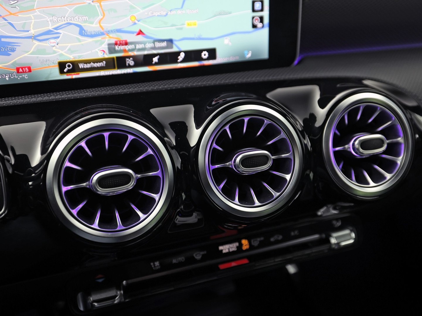 Mercedes-Benz A-Klasse 200 AMG Sport 163Pk Automaat (PANORAMADAK, APPLE CARPLAY, GROOT NAVI, SFEERVERLICHTING, CAMERA, SPORTSTOELEN, LEDER, GETINT GLAS, STOELVERWARMING, NIEUWSTAAT)