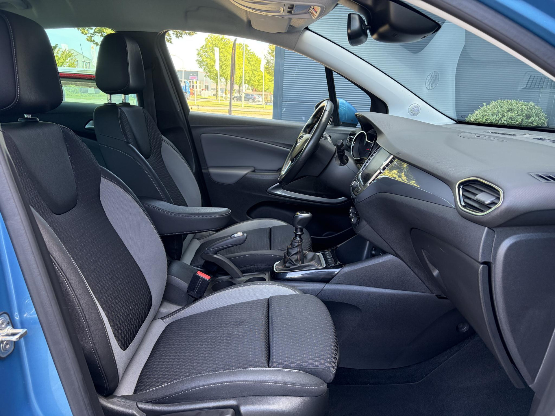 Opel Crossland X 1.2 Turbo Innovation ✓1e Eigenaar✓Dealer Onderhouden✓360° Camera✓Carplay✓Navi✓6 Bak✓110pk✓Keylss✓Halfleder✓Pdc V+A✓Lm velgen✓N.A.P✓Rijstrooksensor✓Dodehoeksensor✓Apk tot 09-2028