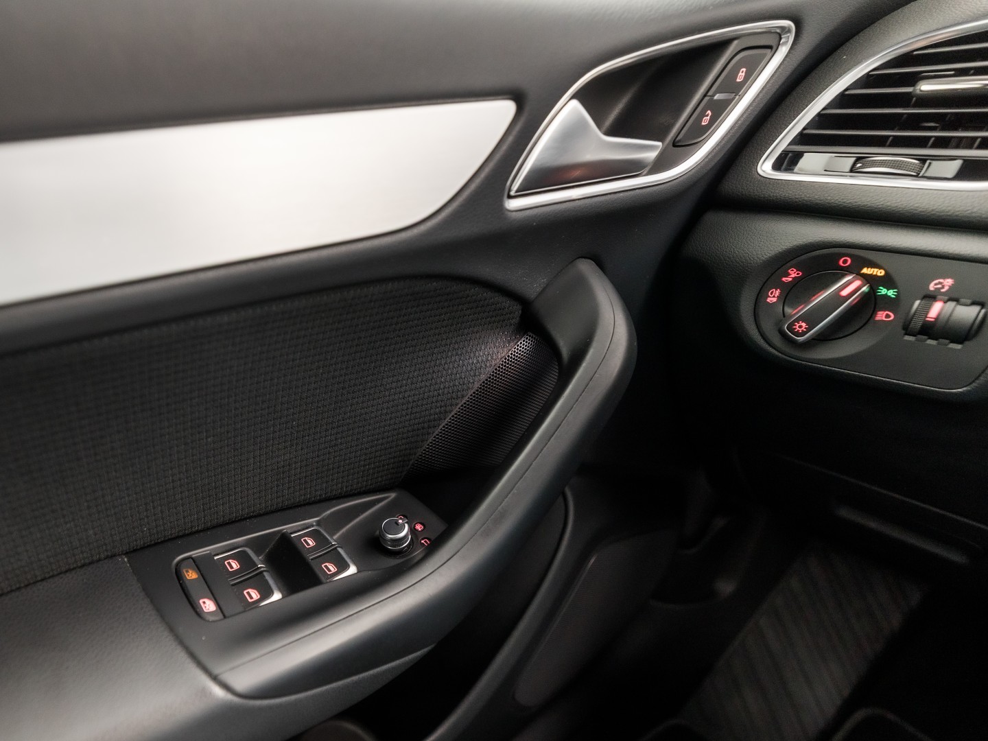 Audi Q3 1.4 TFSI S-Line Sport 150Pk Automaat (2X S-LINE, NAVIGATIE, LEDER, STOELVERWARMING, SPORTSTOELEN, GETINT GLAS, TREKHAAK, NIEUWE APK, NIEUWSTAAT)