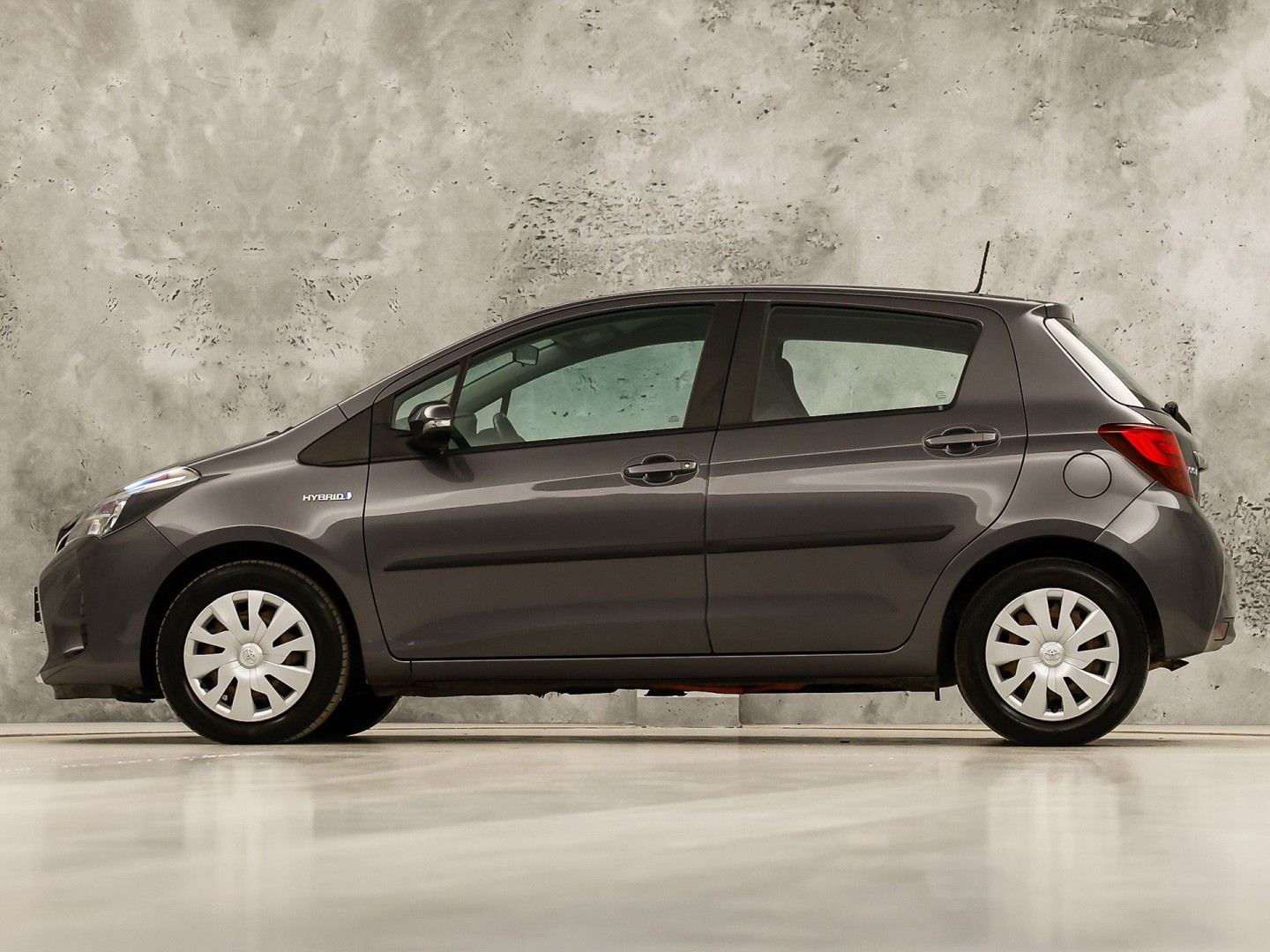 Toyota Yaris 1.5 Hybrid Sport Automaat (NAVIGATIE, CAMERA, CLIMATE, SPORTSTOELEN, CRUISE, ELEK PAKKET, NIEUWSTAAT)