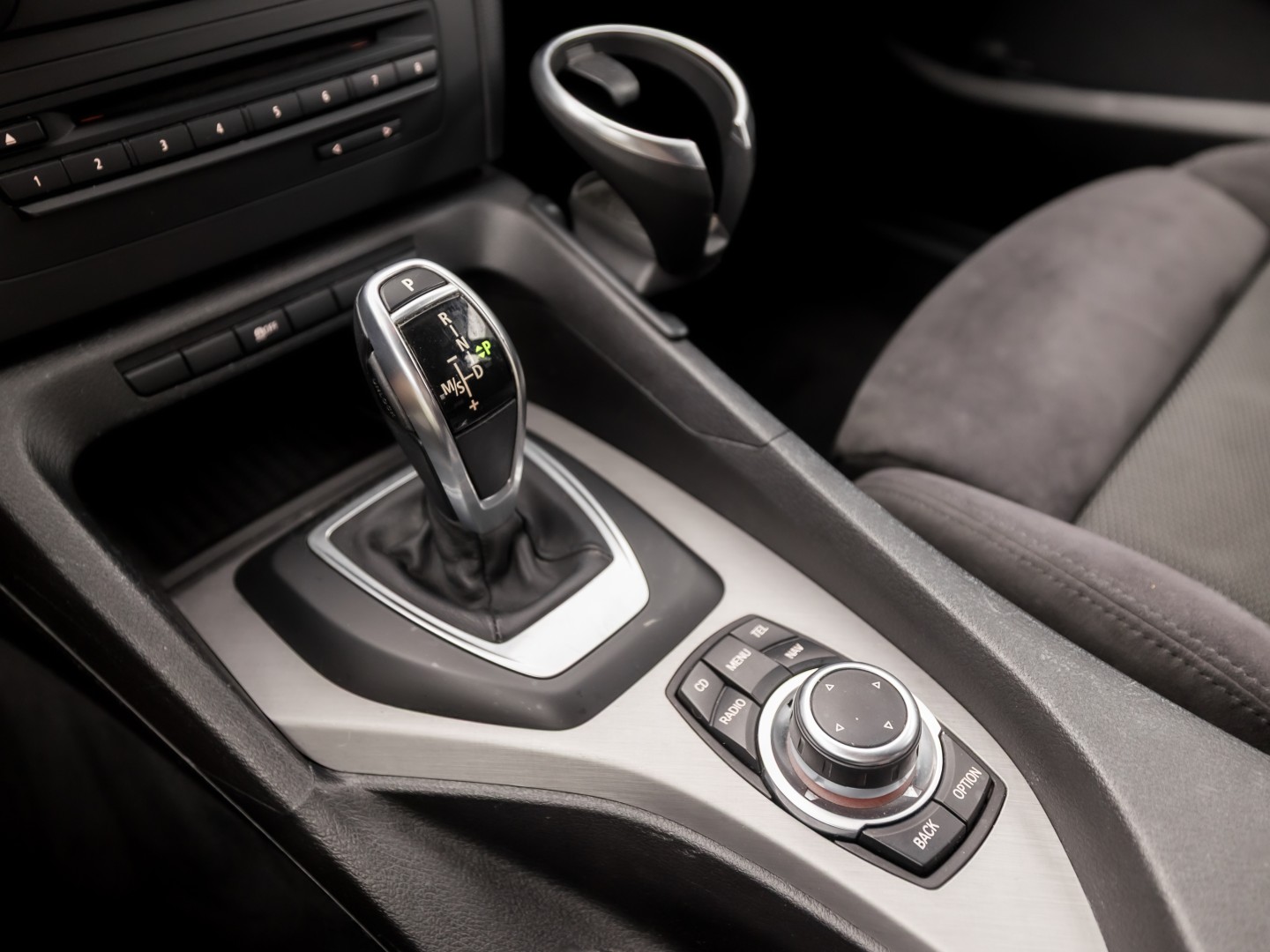 BMW X1 sDrive20i M Sport 184Pk Automaat (GROOT NAVI, CLIMATE, ALCANTARA, TREKHAAK, SPORTSTOELEN, XENON, ZWART HEMEL, PARKEERSENSOREN, NIEUWSTAAT)