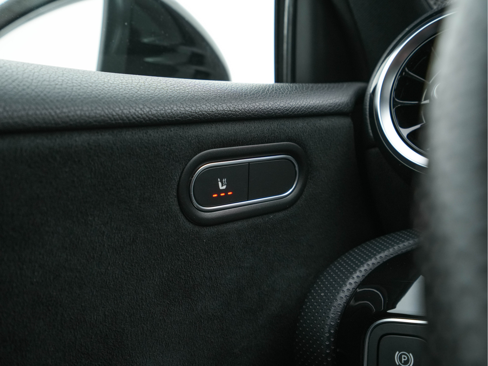 Mercedes-Benz A-klasse 180 AMG-Sport-Pack Business Solution *PANO | WIDESCREEN-DIGI-COCKPIT | FULL-LED | LEATHER-MICROFIBRE | CAMERA | ECC | PDC | CRUISE | HEATED-SPORTSEATS | PRIVACY-GLASS | 18"ALU*