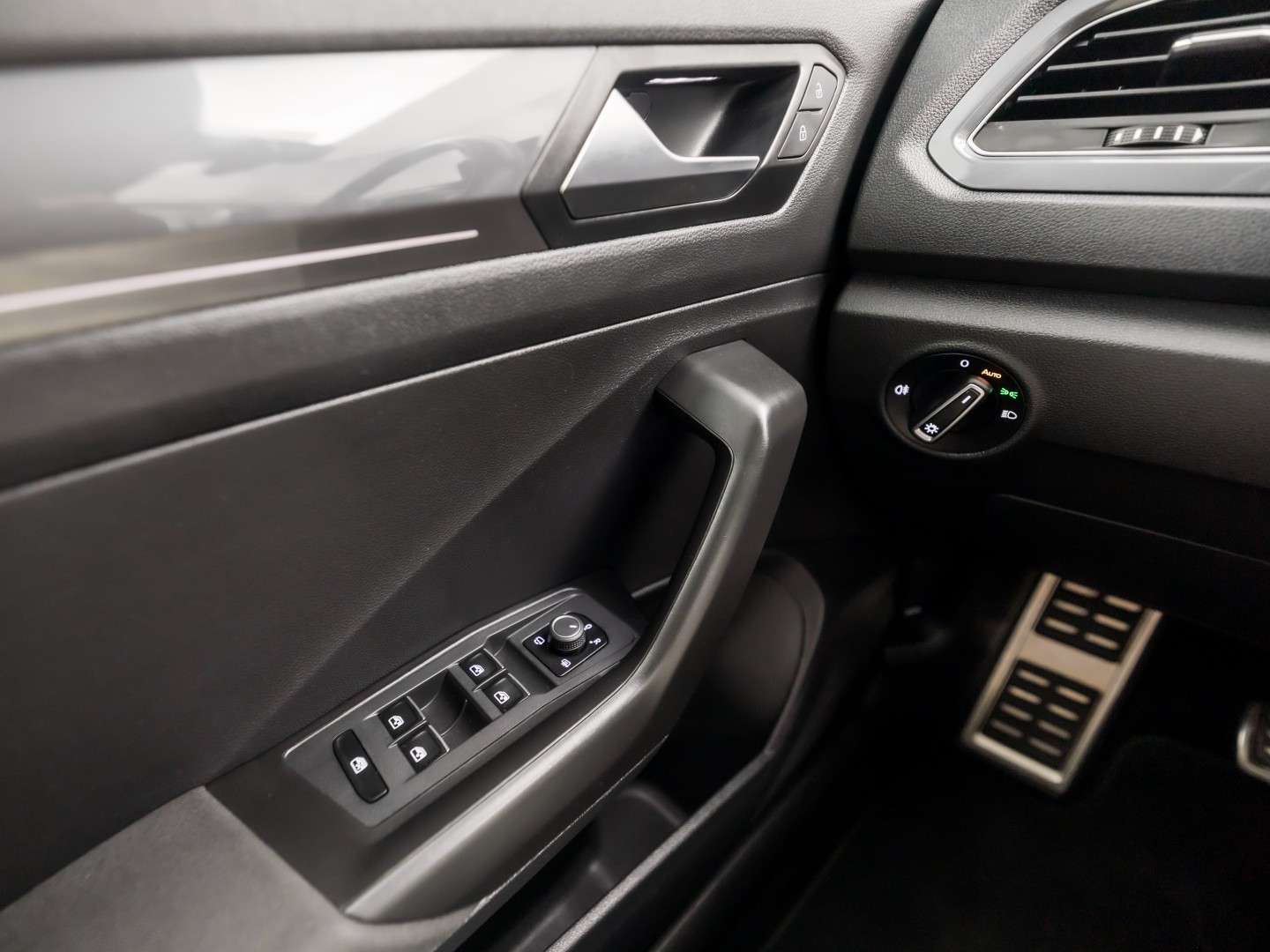 Volkswagen T-Roc 1.0 TSI Sport (APPLE CARPLAY, GROOT NAVI, STOELVERWARMING, GETINT GLAS, SPORTSTOELEN, ADAPTIVE CRUISE, PARKEERSENSOREN, NIEUWSTAAT)