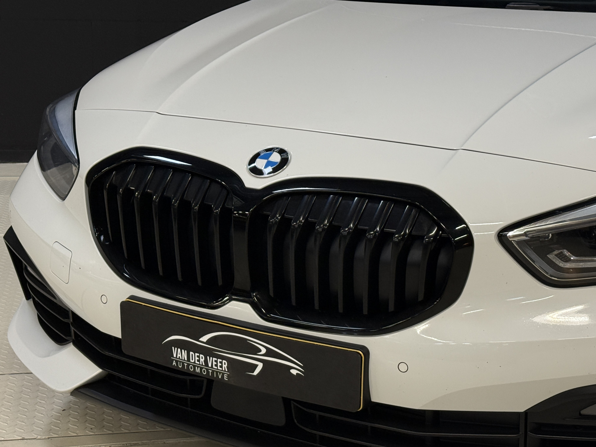 BMW 1-serie 116i Business Edition | Zwarte grill | Apple Carplay | DAB+ | PDC V+A