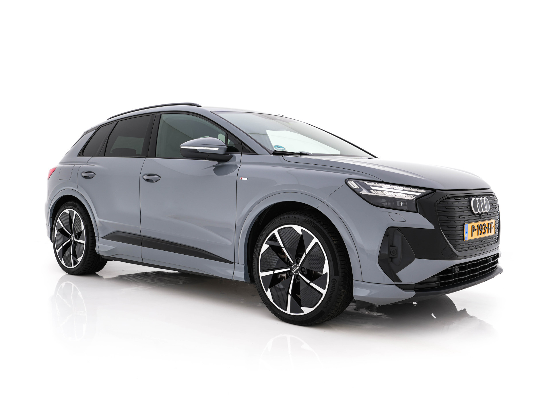 Audi Q4 e-tron 40 S-line Launch edition Competition 77 kWh [ 3-Fase-11kW ] {SOH-93%} (INCL-BTW) *HEATPUMP | LEATHER-FABRIC | SONOS-AUDIO | MATRIX-LED | ADAPTIVE-CRUISE | HEATED-SPORTSEATS | AMBIENTLIGHT | DIGI-COCKPIT | CAMERA | KEYLESS | DAB+ | NAVI-FULL