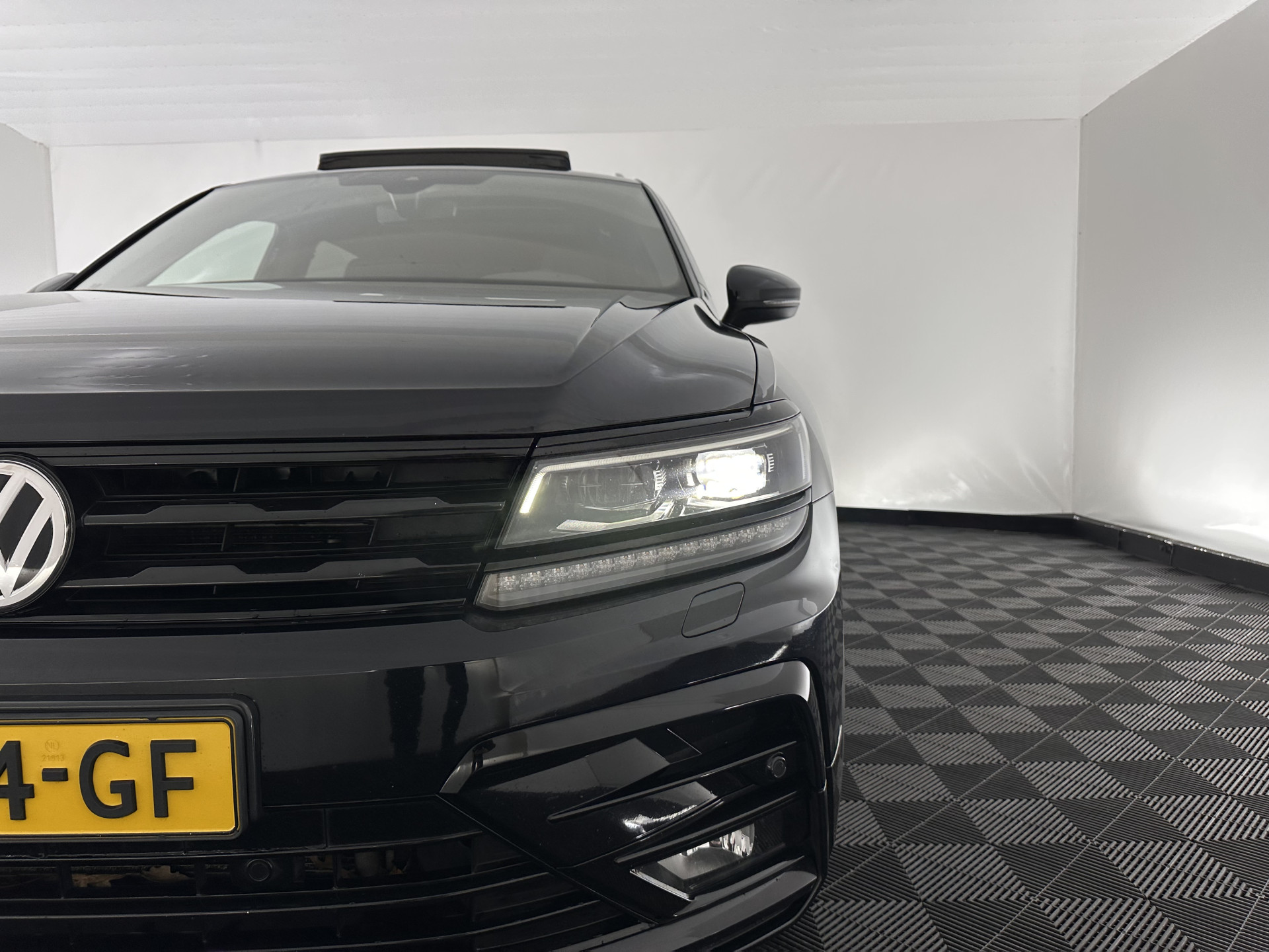 Volkswagen Tiguan Allspace 1.5 TSI R-Line Highline Business [ 7-Pers. ] Aut. *PANO | ARTVELOURS | FULL-LED | DIGI-COCKPIT | KEYLESS | ADAPTIVE-CRUISE | CAMERA | SHIFTPADDLES | CARPLAY | DAB+ | HEATED-COMFORTSEATS | NAVI-FULLMAP | PRIVACYGLASS | 19''ALU*