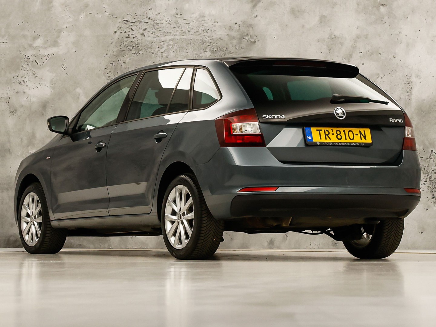 Škoda Rapid Spaceback 1.0 TSI Sport Automaat (PANORAMADAK, NAVIGATIE, CLIMATE, STOELVERWARMING, SPORTSTOELEN, GETINT GLAS, CRUISE, PARKEERSENSOREN, NIEUWSTAAT)
