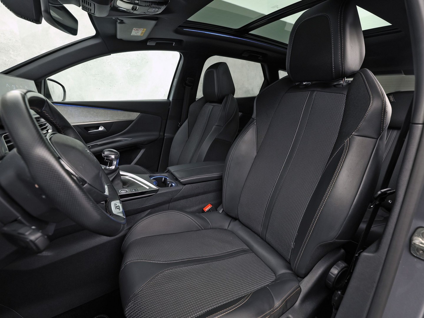 Peugeot 3008 1.2 PureTech GT Line (PANORAMADAK, APPLE CARPLAY, GROOT NAVI, LEDER, STOELVERWARMING, SPORTSTOELEN, GETINT GLAS, KEYLESS, NIEUWSTAAT)