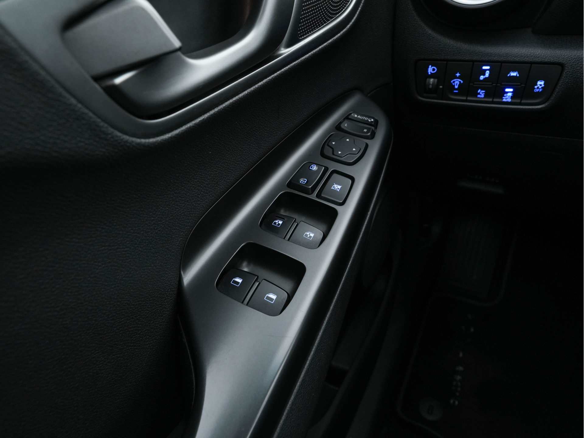 Hyundai Kona EV Fashion 64 kWh (3-Fase) {SOH-100%} (INCL-BTW)  Aut * HEATPUMP | NAVI-FULLMAP | LEATHER-FABRIC | KEYLESS | CAMERA | DAB | ECC | PDC | ADAPTIVE-CRUISE | LANE-ASSIST | HEATED SEATS | PRIVACY-GLASS | HEAD-UP | SHIFT-PADDLES | 17"A