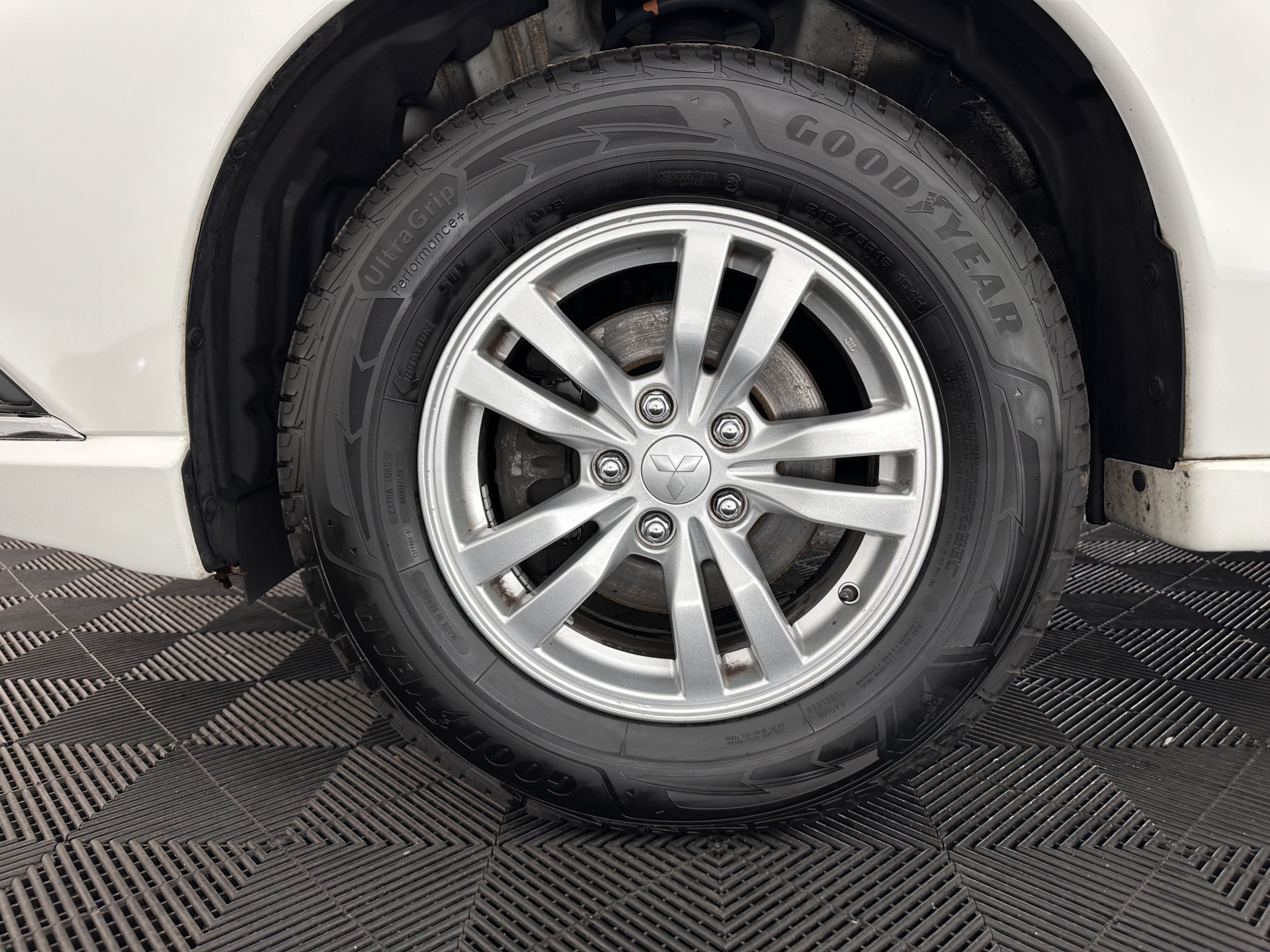 Mitsubishi Outlander 2.4 PHEV Pure (Plug-In) (INCL-BTW)  Aut *FULL-LED | KEYLESS | CAMERA | HEATED-COMFORTSEATS | ECC | SHIFTPADDLES | PDC | CRUISE | CARPLAY | PRIVACY-GLASS | DAB | TOWBAR | 16''ALU*