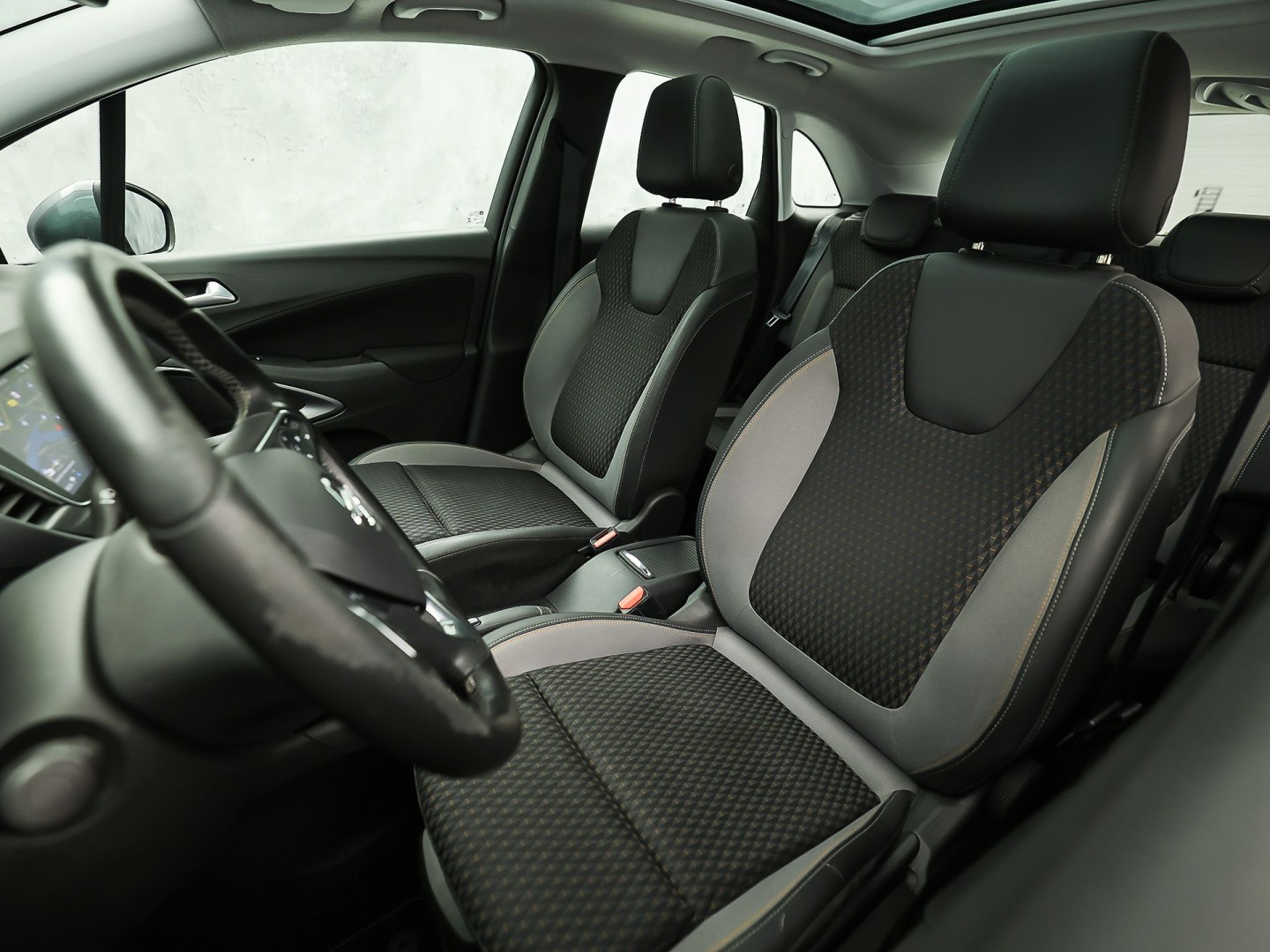 Opel Crossland X 1.2 Turbo Innovation Sport Automaat (PANORAMADAK, APPLE CARPLAY, GROOT NAVI, 360 CAMERA, STUUR/STOELVERWARMING, SPORTSTOELEN, TREKHAAK, LM VELGEN, NIEUWSTAAT)