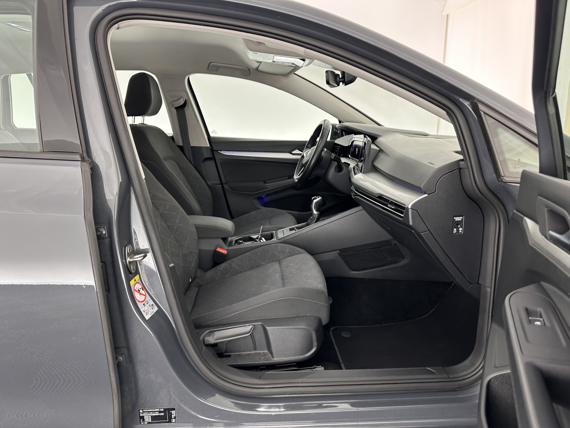 Volkswagen Golf Variant 2.0 TDI Life Business (INCL-BTW)  *FULL-LED | DIGI-COCKPIT | NAVI-FULLMAP | HEATED-COMFORTSEATS | KEYLESS | DAB+ | CARPLAY | ECC | AMBIENT-LIGHT | PDC | 16''ALU*