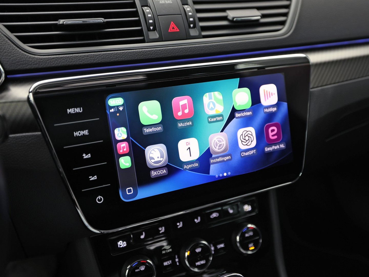 Škoda Superb Combi 1.4 TSI iV Sportline 218Pk Automaat (PANORAMADAK, 360 CAMERA, VIRTUAL COCKPIT, MEMORY SEATS, CANTON AUDIO, STOELVERWARMING, ADAPTIVE CRUISE, SFEERVERLICHTING, APPLE CARPLAY, NIEUWSTAAT)