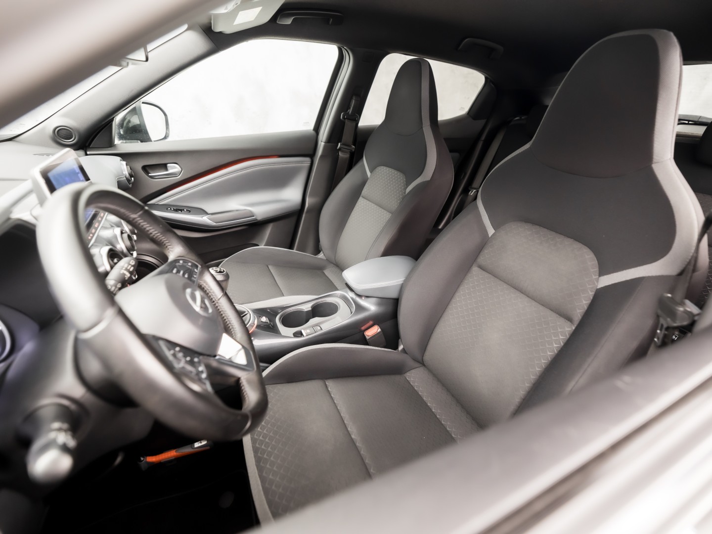 Nissan Juke 1.0 DIG-T N-Connecta Black Sport (APPLE CARPLAY, NAVIGATIE, CLIMATE, CAMERA, SPORTSTOELEN, GETINT GLAS, CRUISE, NIEUWSTAAT)