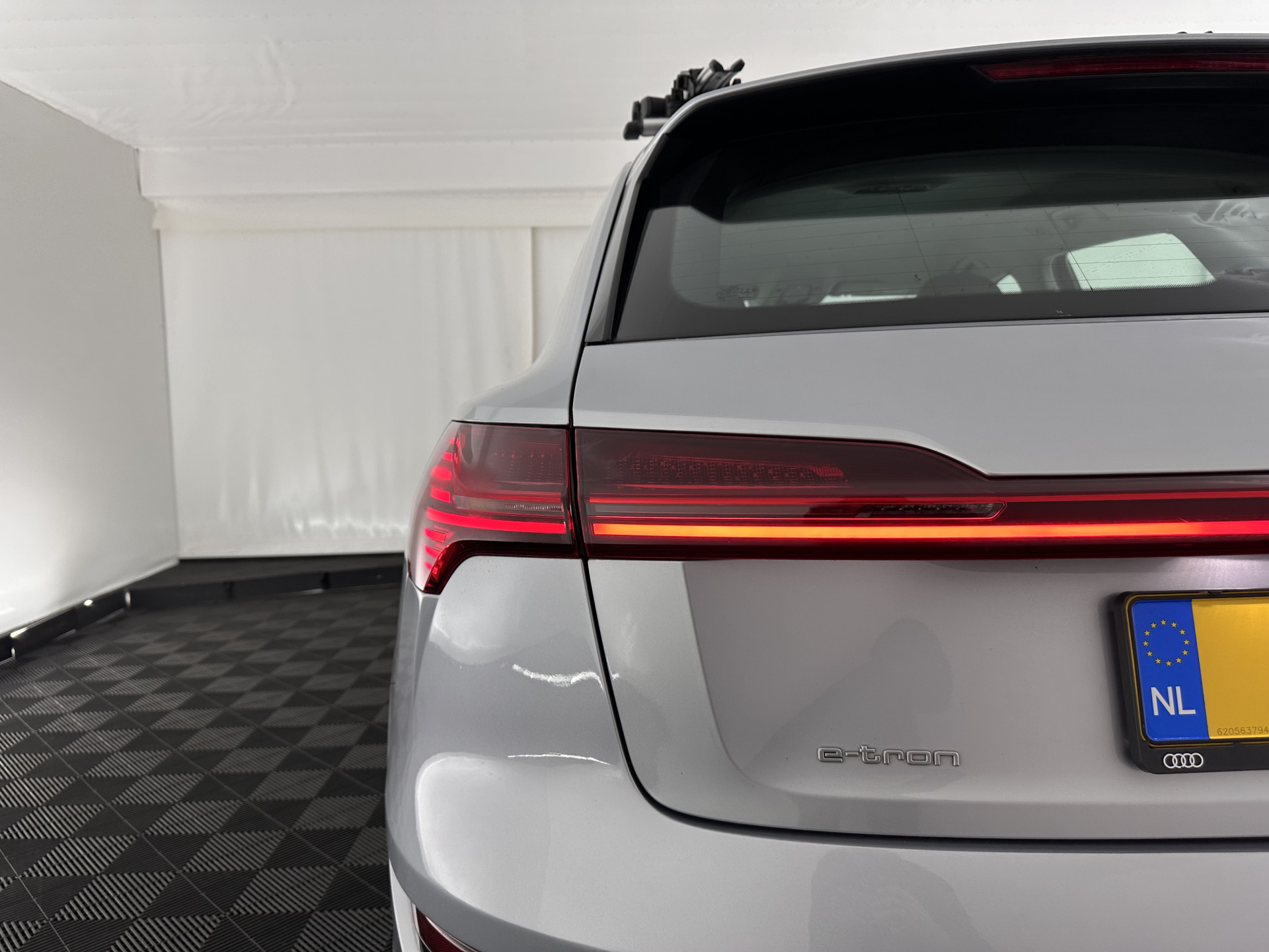 Audi e-tron 50 quattro Business edition 71 kWh [ 3-Fase-11kW ] {SOH-99%} (INCL-BTW) Aut. *HEATPUMP | FULL-LED | DIGI-COCKPIT | NAVI-FULLMAP | MEMORY-PACK |  COMFORTSEATS | KEYLESS | AUDI-SOUND | SHIFTPADDLES | DAB+ | ECC | DRIVE-SELECT | PDC | CRUISE | TO