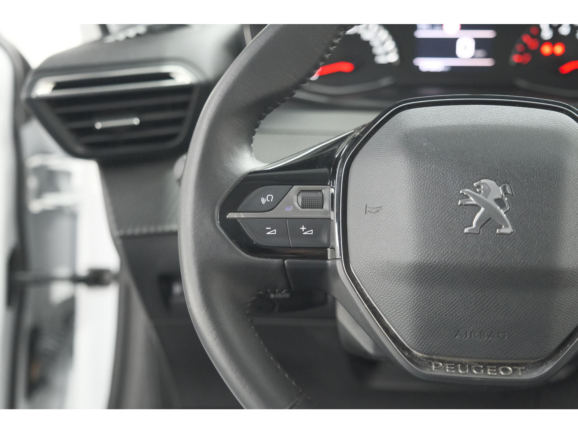 Peugeot 208 PureTech 100 PK Allure | Apple Carplay | Parkeersensoren | Lichtmetalen velgen
