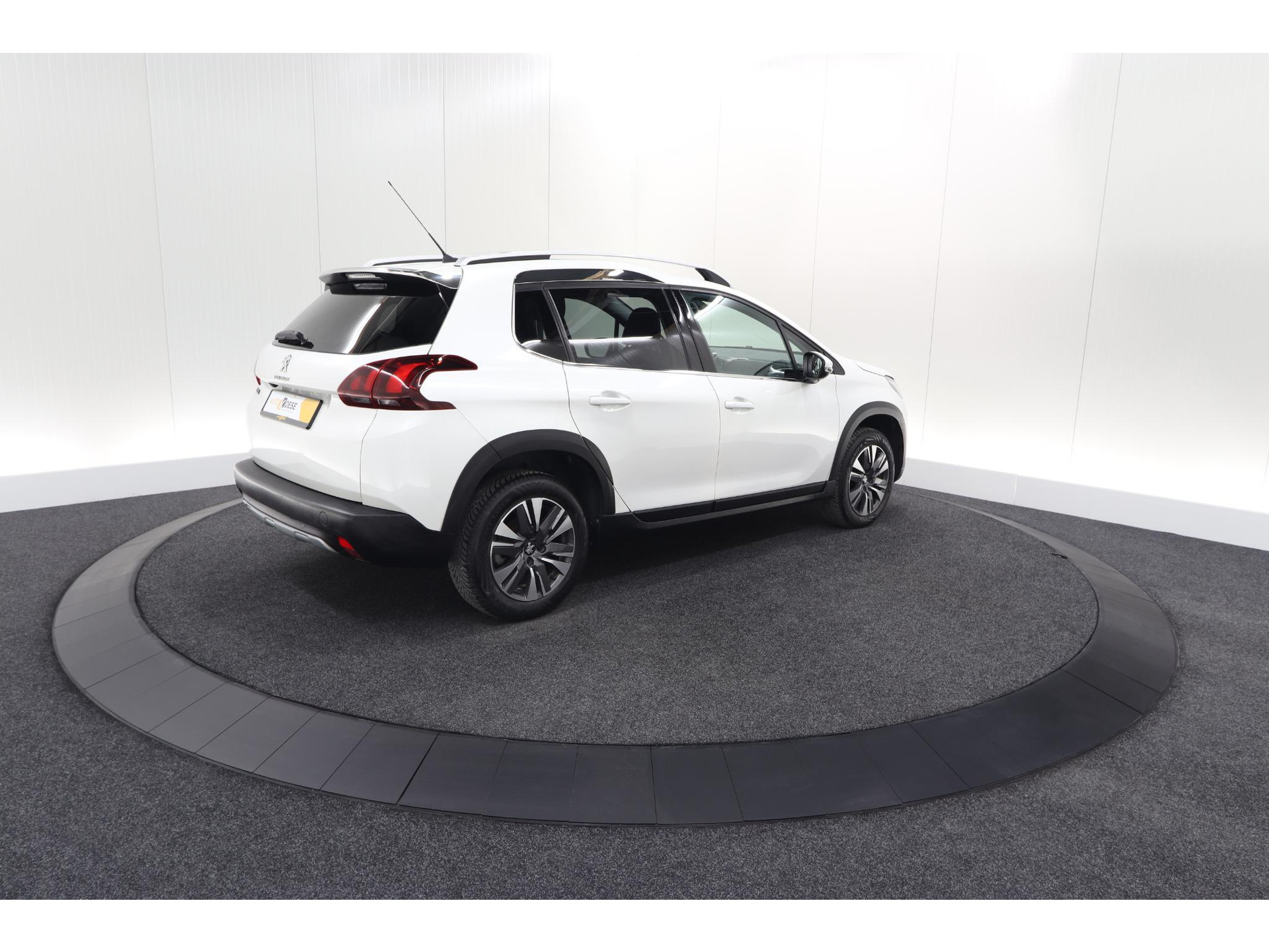 Peugeot 2008 PureTech 130 Allure | Camera | Apple Carplay | Parkeersensoren | Navigatie