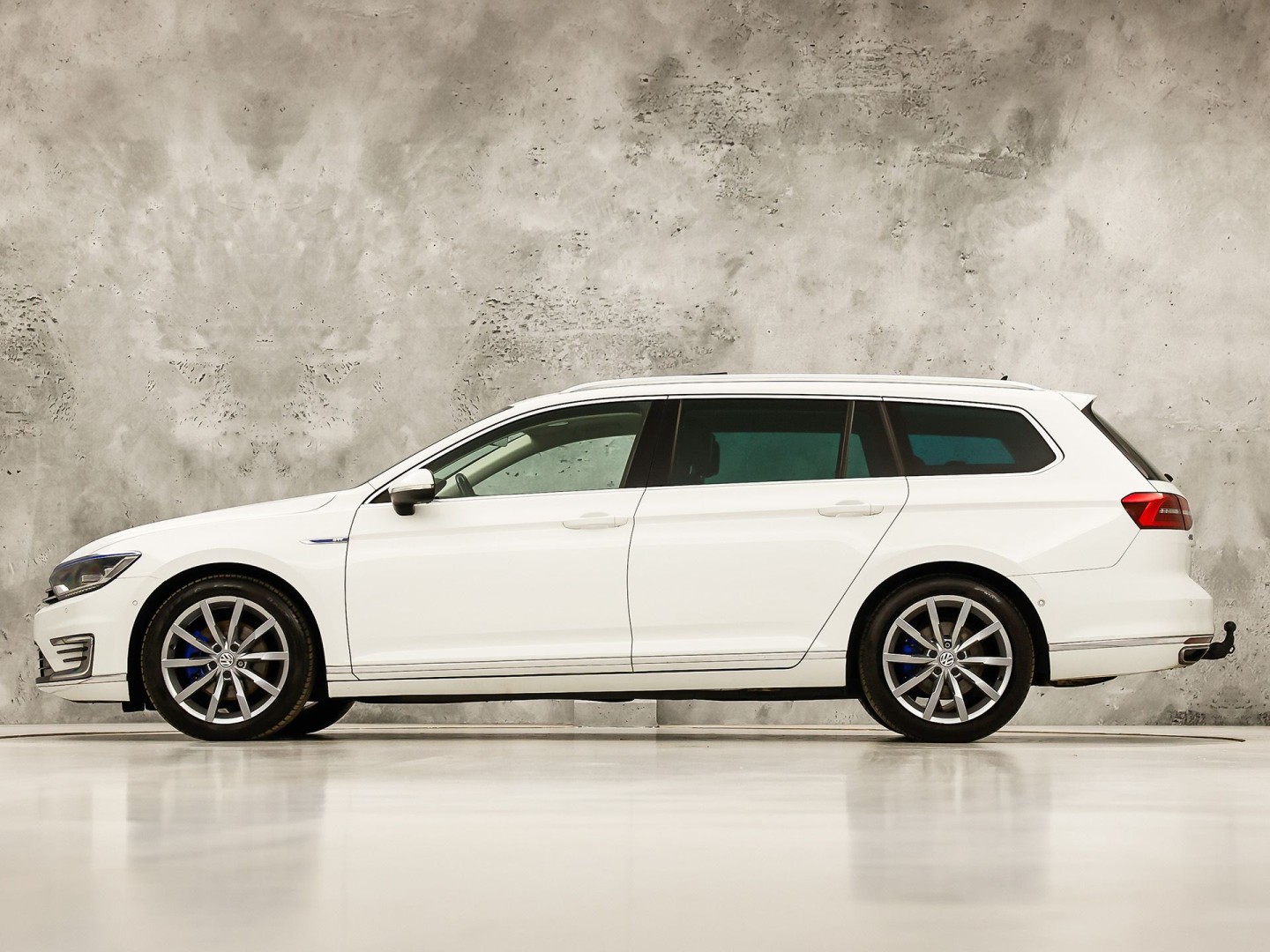 Volkswagen Passat Variant 1.4 TSI GTE HighLine Sport Automaat (PANORAMADAK, APPLE CARPLAY, SOH 77,9%, GROOT NAVI, CAMERA, TREKHAAK, KEYLESS, SPORTSTOELEN, STOELVERWARMING, GETINT GLAS, NIEUWSTAAT)