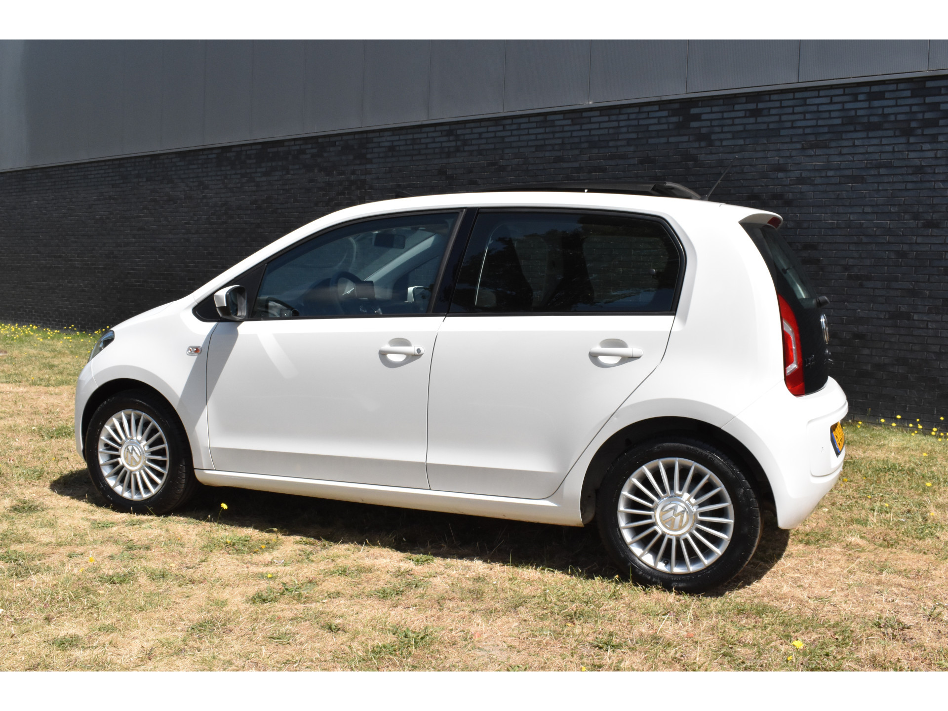 Volkswagen Up! 1.0 high up! BlueMotion Panodak Navigatie Pdc Lage km-stand