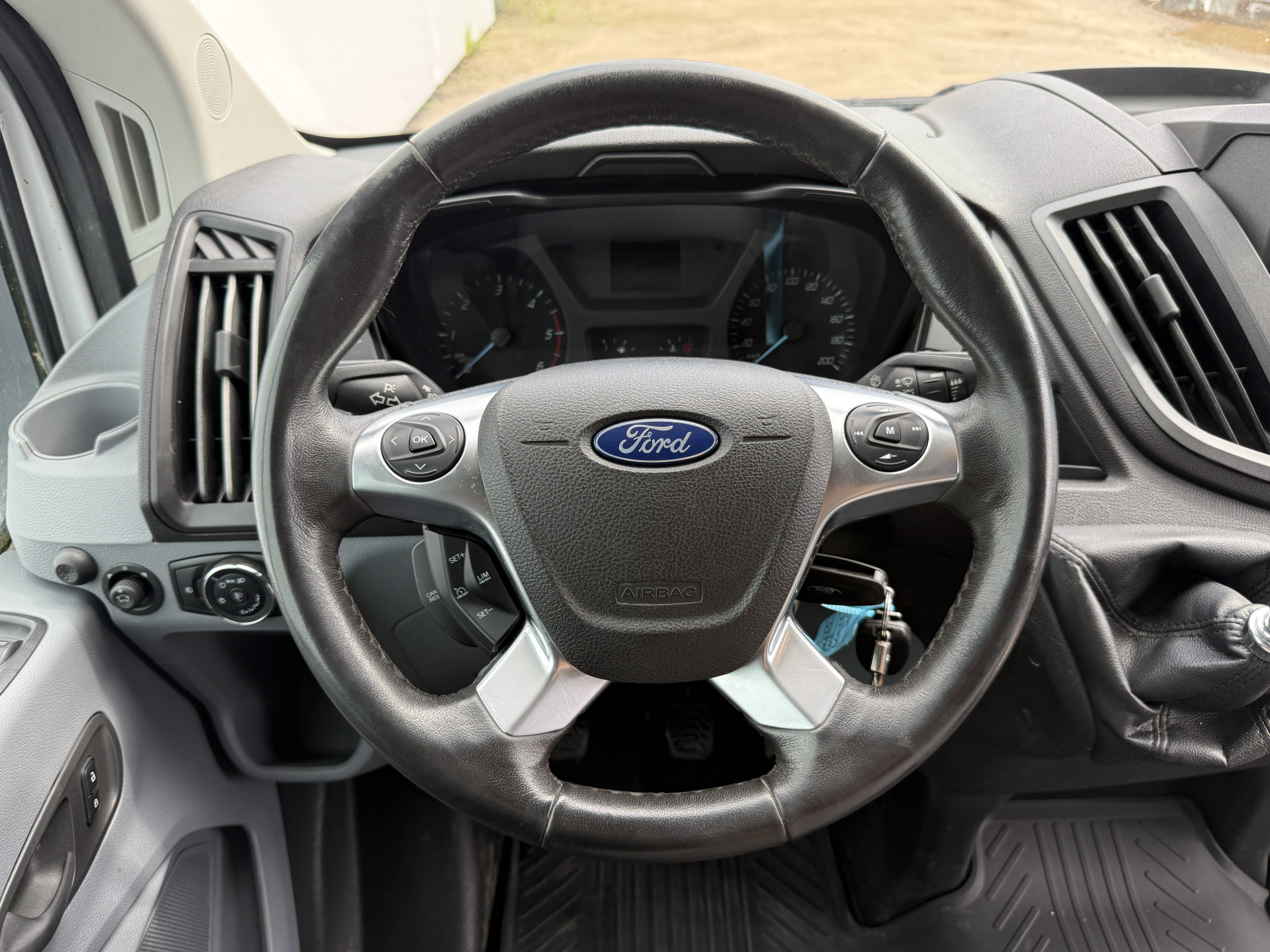 Ford Transit 2.0 TDCI 130PK L2H2 Airco Cruise Control Parkeersensoren Stoelverwarming Zwaailampen Kastwand Inbouw
