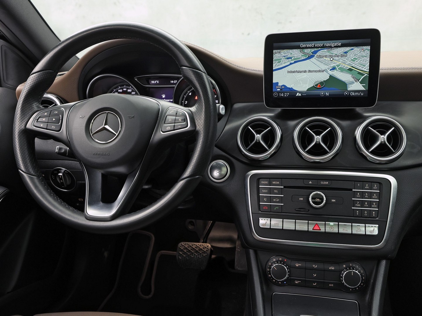 Mercedes-Benz GLA-klasse 250 4Matic Premium AMG Sport 211Pk Automaat (PANORAMADAK, MEMORY SEATS, GROOT NAVI, CAMERA, TREKHAAK, SPORTSTOELEN, GETINT GLAS, BRUIN LEDER, STOELVERWARMING, NIEUWSTAAT)