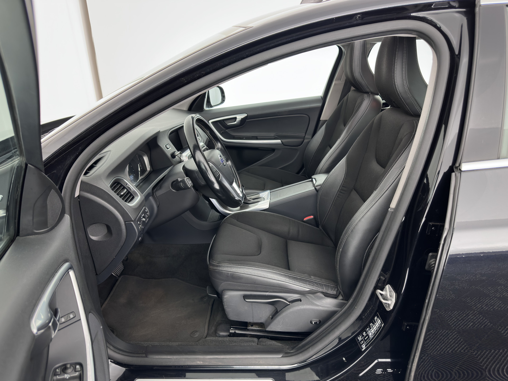 Volvo V60 2.4 D6 AWD Plug-In Hybrid Momentum Aut. *PANO | LEATHER-FABRIC | NAVI-FULLMAP | HEATED-COMFORTSEATS | ECC | PDC | CRUISE | TOWBAR | 17''ALU*