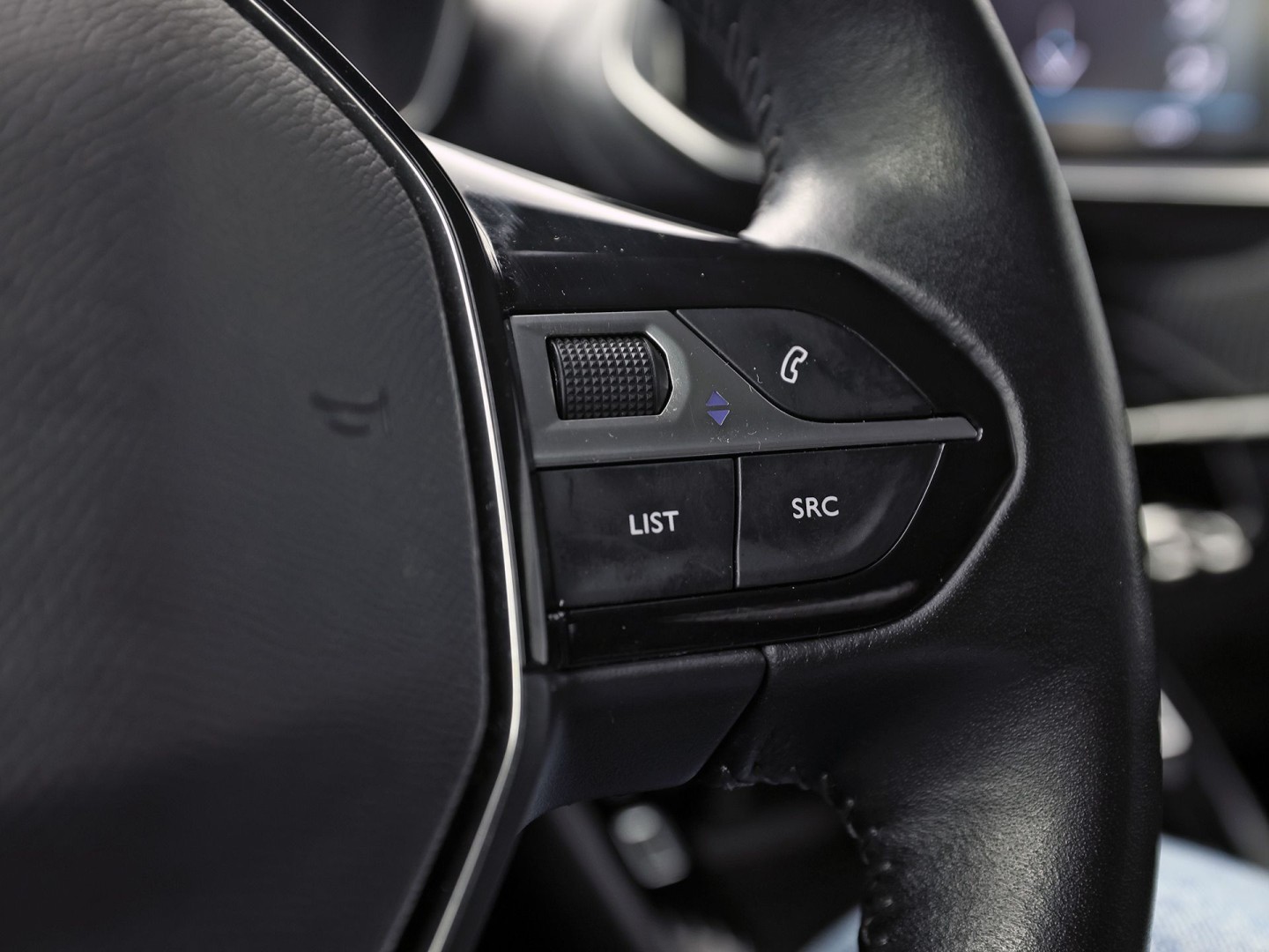 Peugeot e-2008 EV Blue Sport Allure 50 kWh Automaat (SOH 91,2%, APPLE CARPLAY, GROOT NAVI, 360 CAMERA, SPORTSTOELEN, GETINT GLAS, KEYLESS, NIEUWSTAAT)
