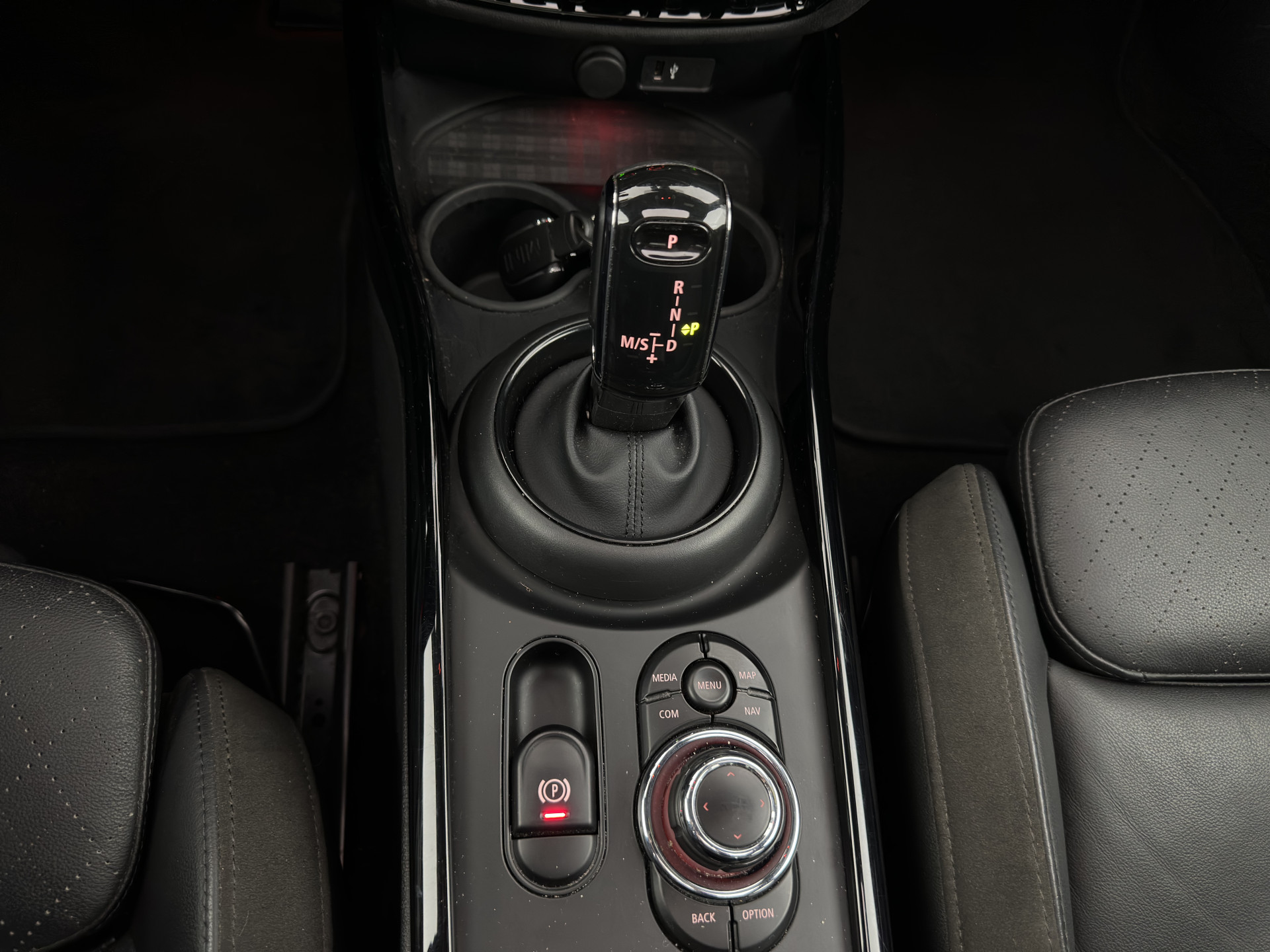 MINI Mini Clubman 2.0 Cooper S ALL4  Premier Plus JCW (INCL-BTW) Aut * PANO | LEATHER | FULL-LED | HEATED-SPORTSEATS | DIGI-COCKPIT | AMBIENT-LIGHT | PRIVACY-GLASS | HEAD-UP | PDC | CAMERA | DAB  | KEYLESS | TOWBAR | 18"ALU*