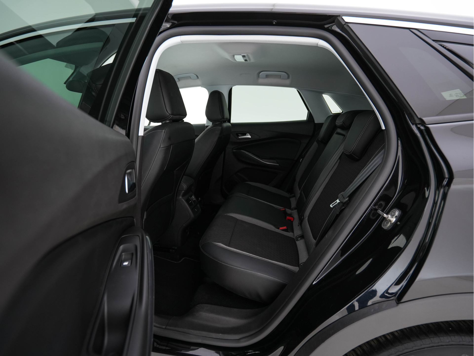 Opel Grandland X 1.2 Turbo Business Executive (INCL-BTW) Aut. *LEATHER-MICORFIBRE | FULL-LED | NAVI-FULLMAP | BLIND-SPOT | KEYLESS | CAMERA | SPORT-SEATS | DAB+ | LANE-ASSIST | PRIVACY-GLASS | TOWBAR | 17''ALU*