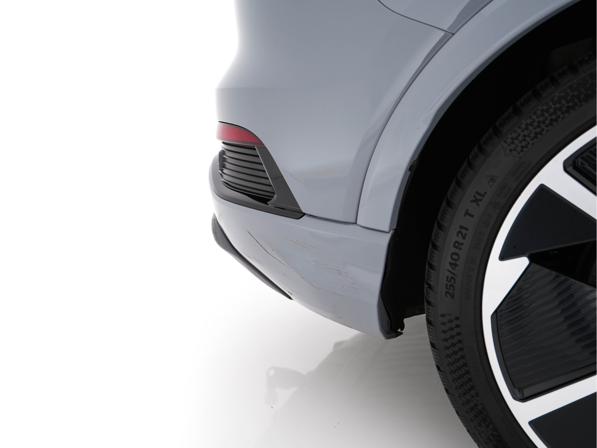 Audi Q4 e-tron 40 S-line Launch edition Competition 77 kWh [ 3-Fase-11kW ] {SOH-93%} (INCL-BTW) *HEATPUMP | LEATHER-FABRIC | SONOS-AUDIO | MATRIX-LED | ADAPTIVE-CRUISE | HEATED-SPORTSEATS | AMBIENTLIGHT | DIGI-COCKPIT | CAMERA | KEYLESS | DAB+ | NAVI-FULL