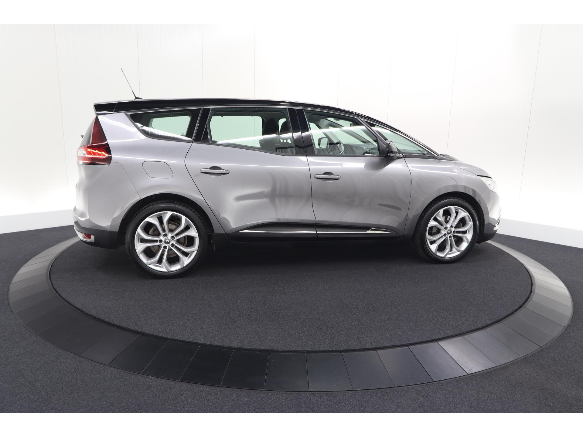 Renault Grand Scénic 1.3 Intens TCe 140 EDC | 7 Zitplaatsen | Apple Carplay | Camera | Parkeersensoren voor + achter
