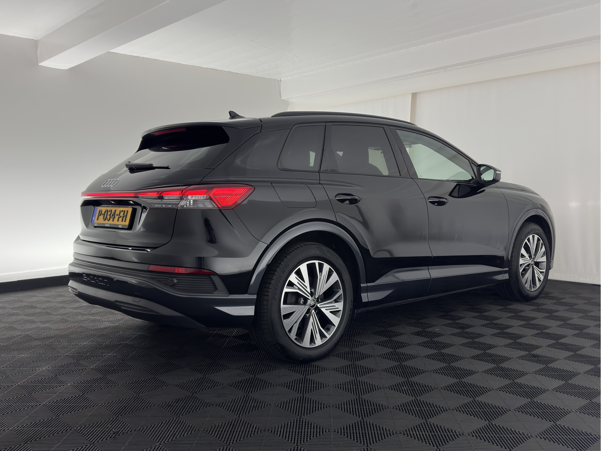 Audi Q4 e-tron 40 Launch edition Advanced Plus 77 kWh [3-Fase] {SOH-93%} (INCL-BTW) *HEATPUMP | ADAPT-CRUISE | MATRIX-LED | NAVI-FULLMAP | KEYLESS | CAMERA | DIGI-COCKPIT | DAB | AMBIENT-LIGHT | HEATED-SPORTSEATS | SHIFT-PADDLES | PRIVACY-GLASS | 19''ALU*