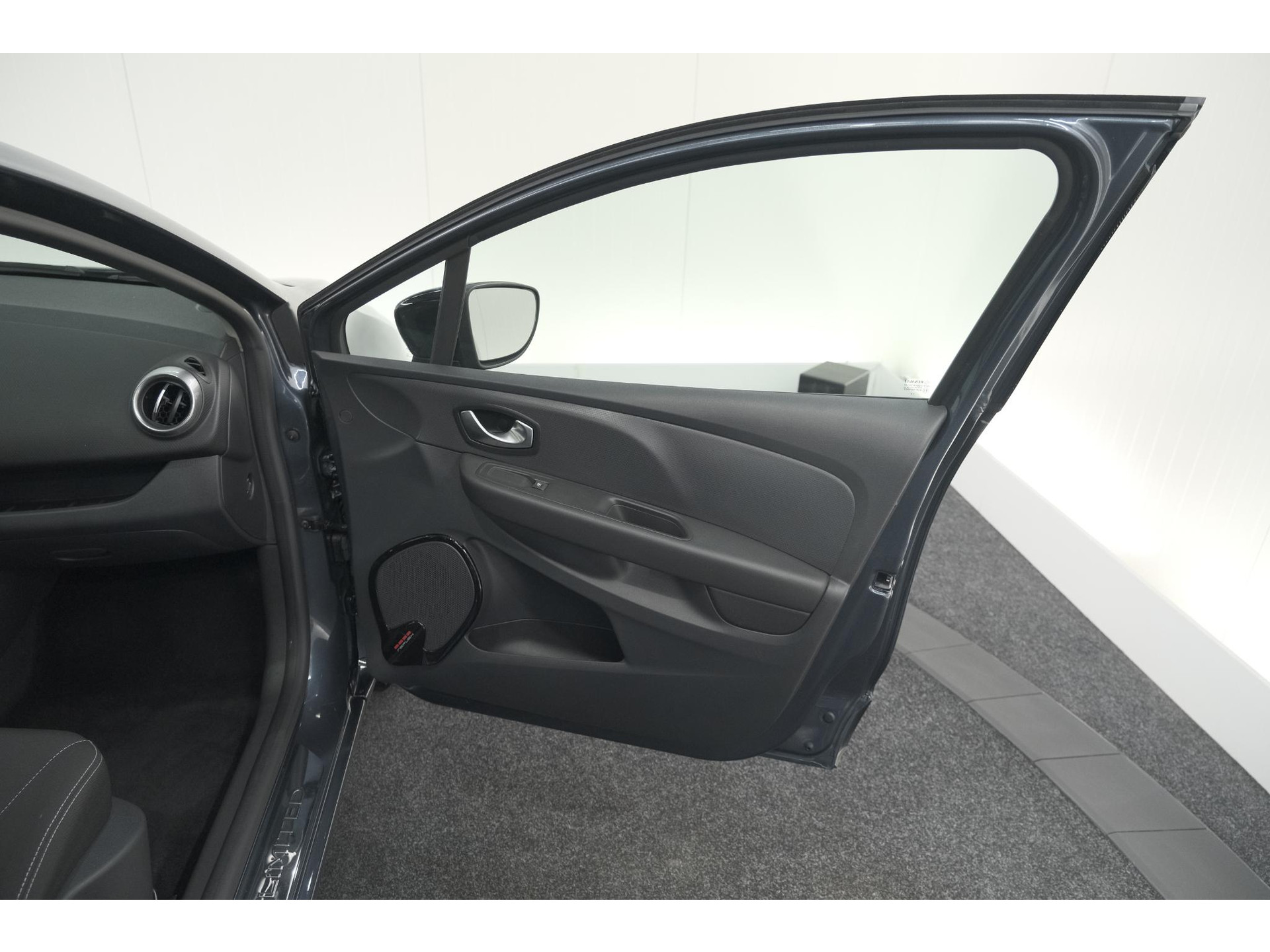 Renault Clio 1.2 Limited | Trekhaak | Navigatie | Parkeersensoren | Climate Control