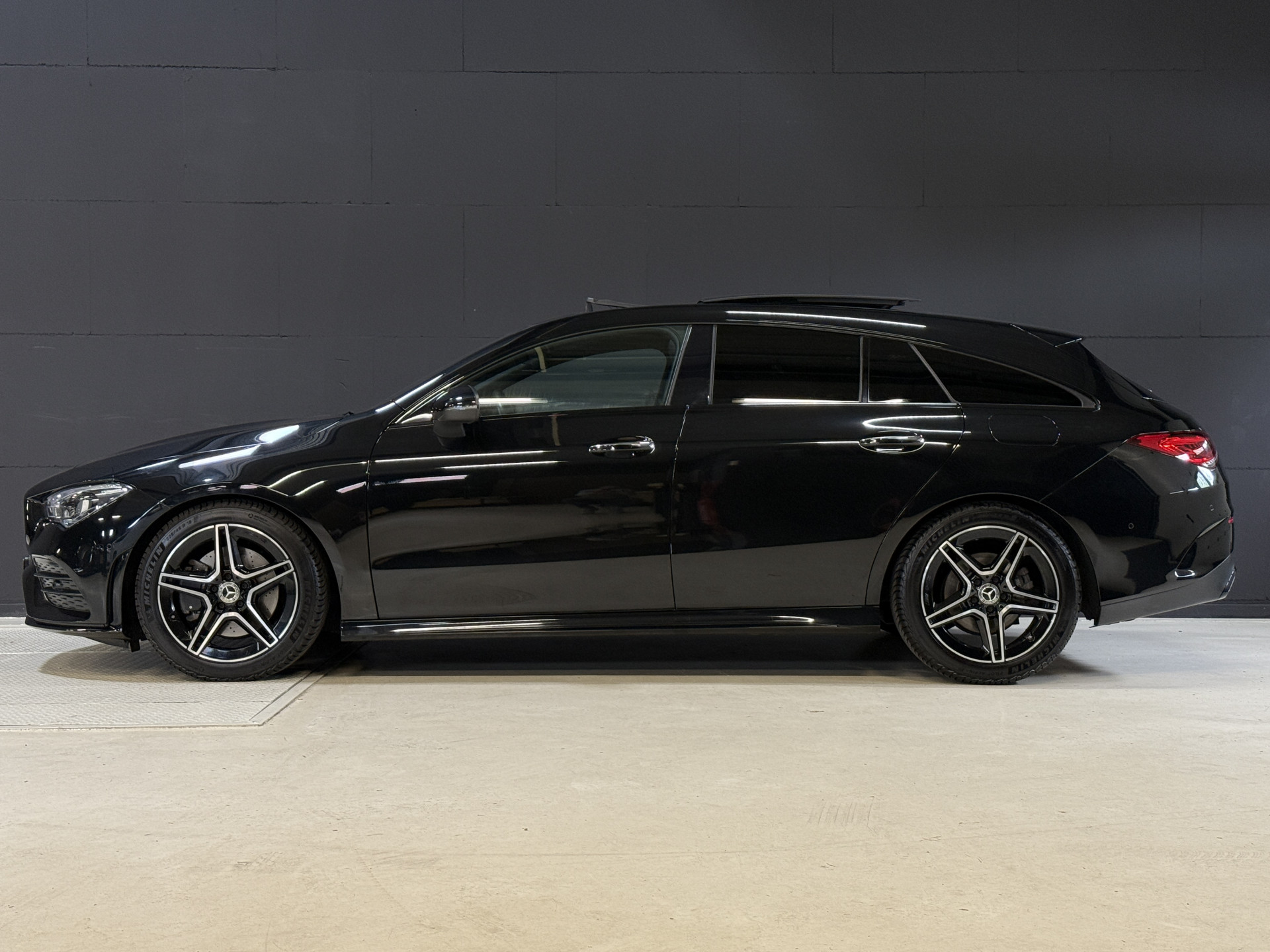 Mercedes-Benz CLA-klasse Shooting Brake 200 Business Solution AMG | Pano | Sfeerverl. | Burmester | Keyless