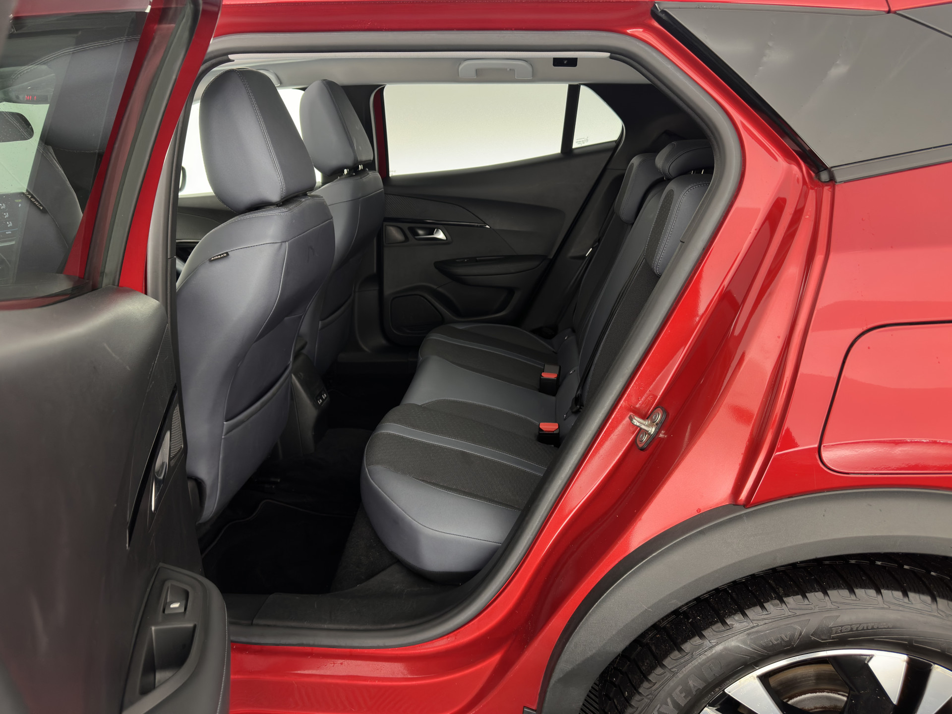 Peugeot e-2008 EV Allure 50 kWh [ 3-Fase ] {SOH-84%} (INCL-BTW) *PANO | LEATHER-FABRIC | FULL-LED | SPORT-SEATS | DIGI-COCKPIT | CAMERA | KEYLESS | PRIVACY-GLASS | DAB+ | NAVI-FULLMAP | ECC | CARPLAY | LANE-ASSIST | PDC | CRUISE | 17''ALU*