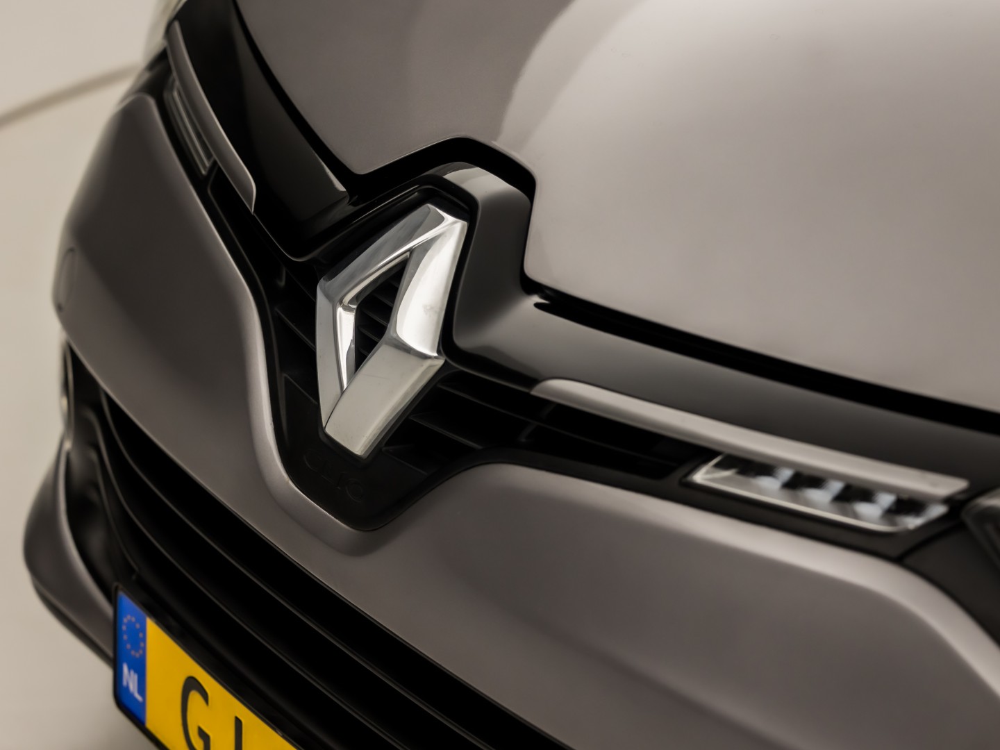 Renault Clio Estate 0.9 TCe Dynamic Sport (NAVIGATIE, LM VELGEN, GETINT GLAS, SPORTSTOELEN, CRUISE, PARKEERSENSOREN, NIEUWE APK, NIEUWSTAAT)