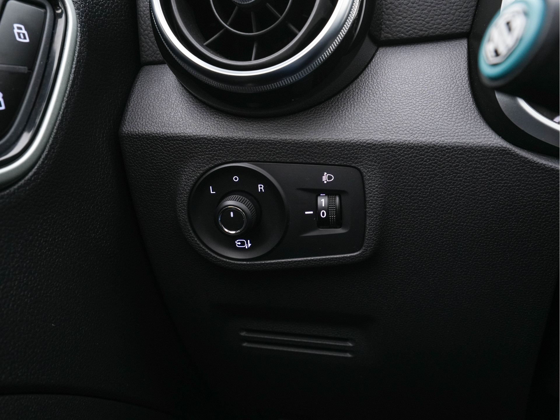 MG ZS EV Luxury 45 kWh (INCL-BTW) Aut. *PANO | LEATHER | CCS-FASTLOADER | KEYLESS | NAVI-FULLMAP | ADAPTIVE-CRUISE | CAMERA | HEATED-SPORTSEATS | CARPLAY | BLINDSPOT | DAB | LANE-ASSIST | 17''ALU*