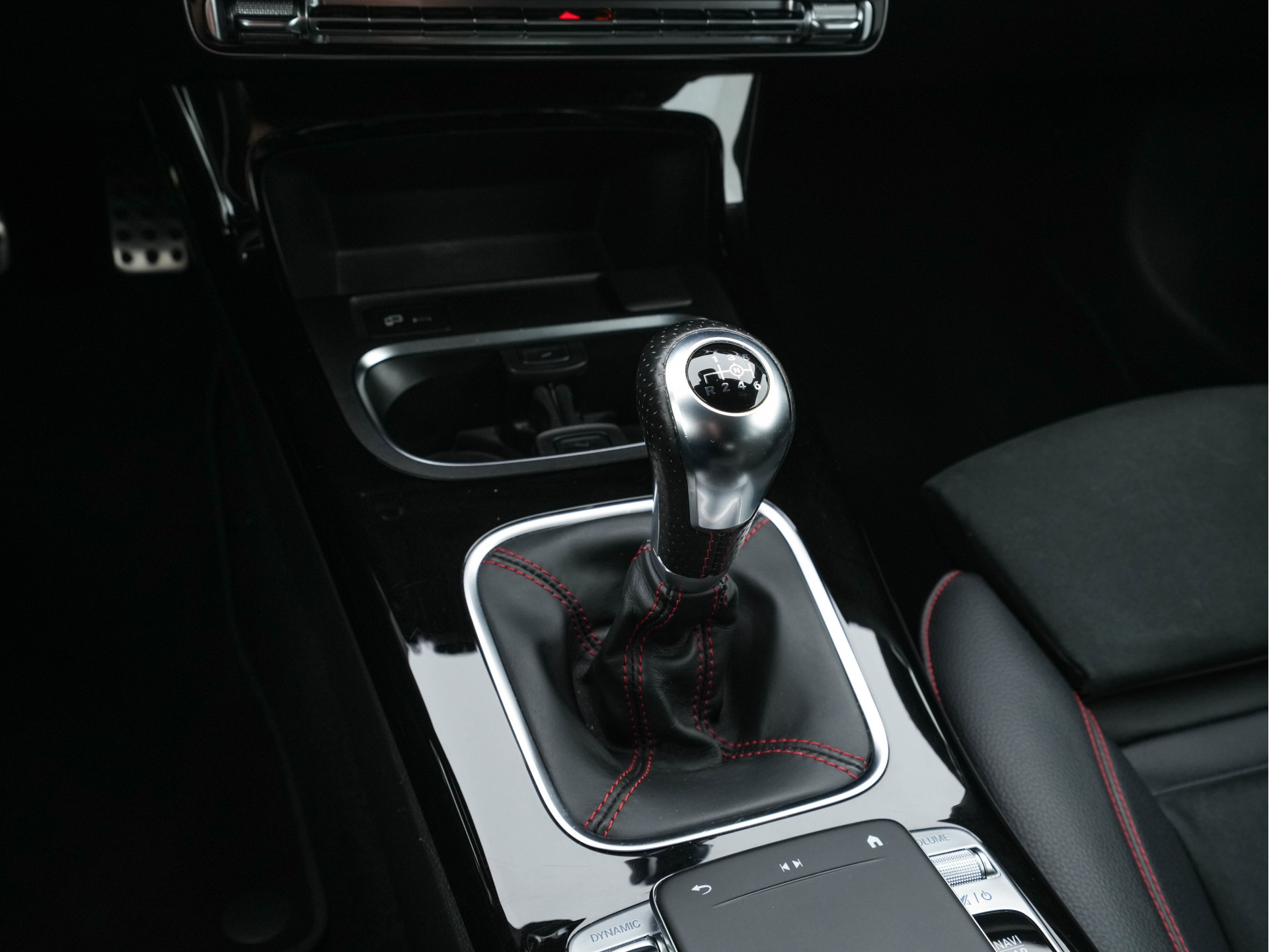 Mercedes-Benz A-klasse 180 AMG-Sport-Pack Business Solution *PANO | WIDESCREEN-DIGI-COCKPIT | FULL-LED | LEATHER-MICROFIBRE | CAMERA | ECC | PDC | CRUISE | HEATED-SPORTSEATS | PRIVACY-GLASS | 18"ALU*