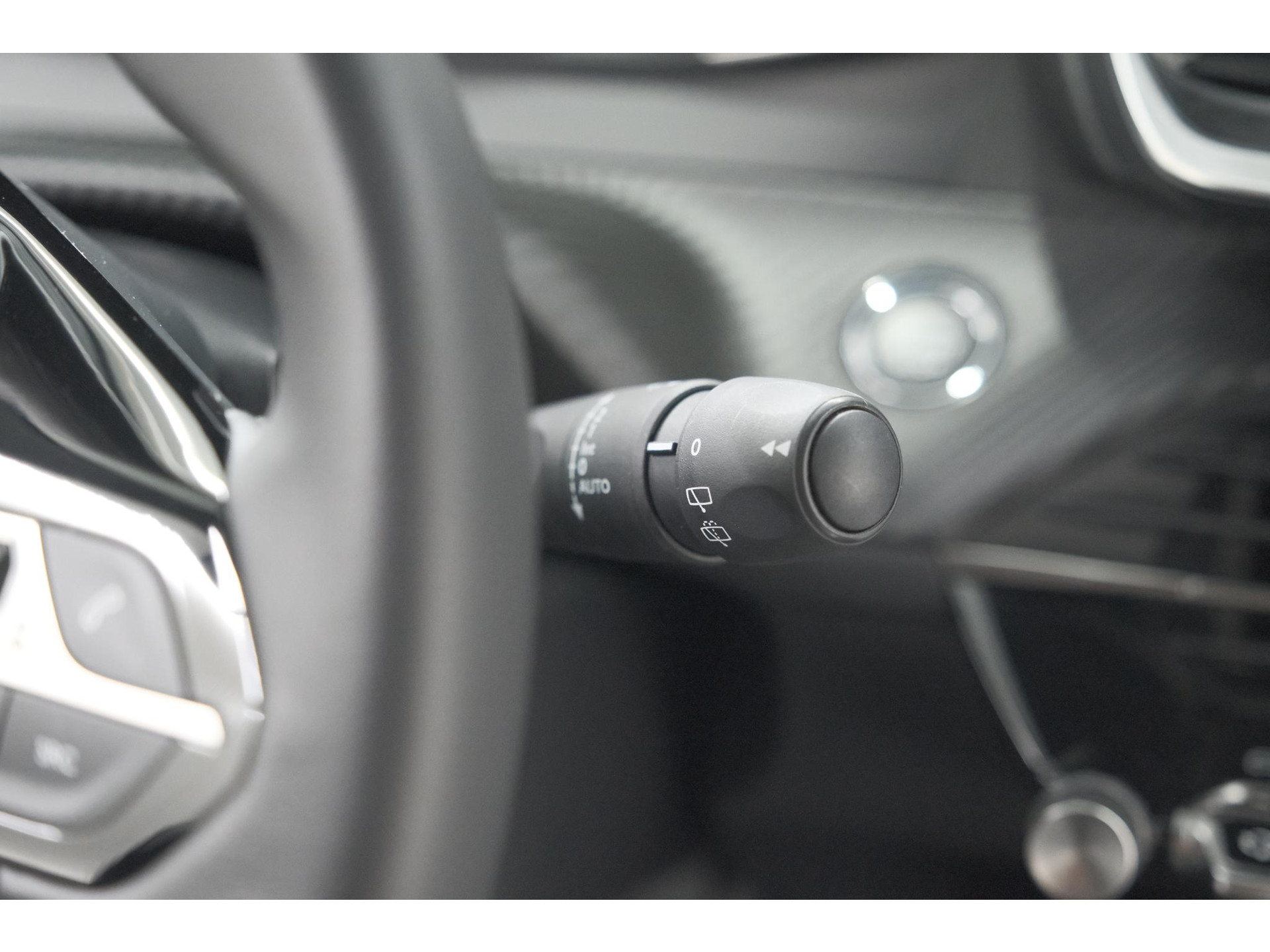 Peugeot 2008 Hybrid 136 e-DCS6 Allure | 360 Camera | Adaptieve Cruise Control | Dodehoekdetectie | Apple Carplay