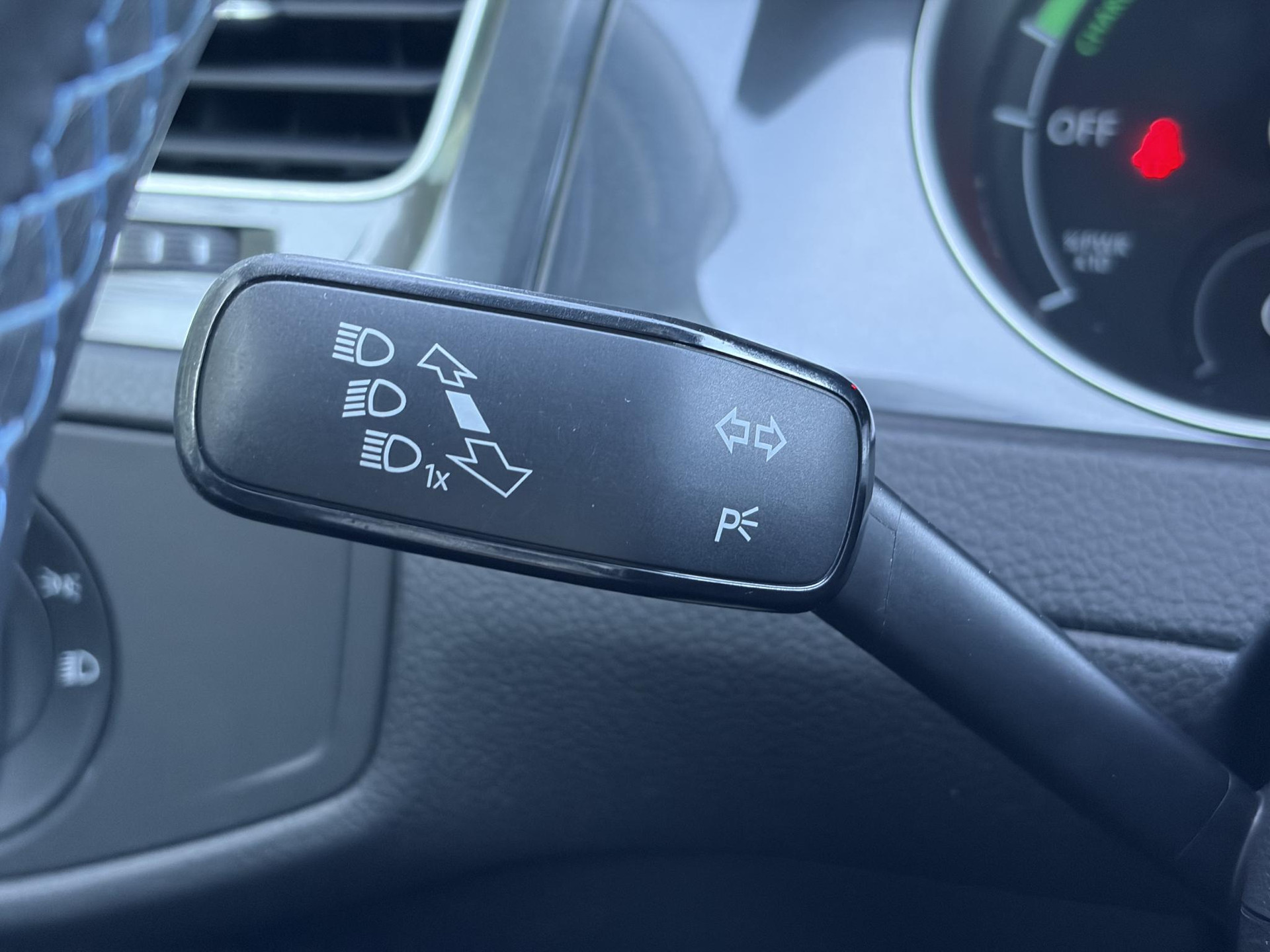 Volkswagen e-Golf e-Golf ✓SOH 88.57%✓Carplay✓Navi✓Leder✓Clima✓Cruise✓Pdc V+A✓LED✓16'' Lm velgen✓N.A.P✓Apk tot 02-2027